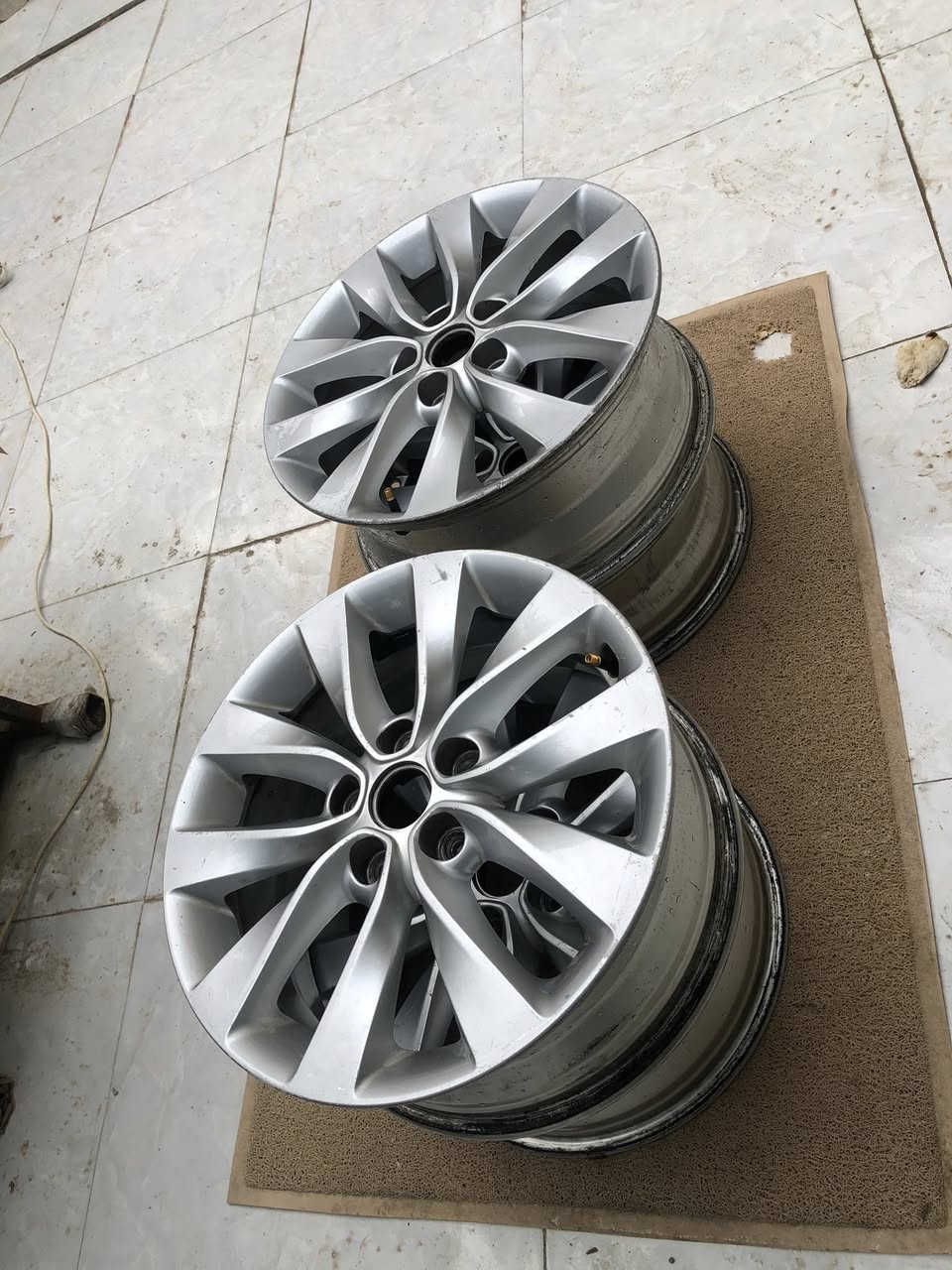 السلام عليكم تخم ويلات حجم 17 نظيفات وبدون لحيم وبدون عواج فقط ويل واحد بي عواج خفيف والسعر جوة السوك 150 الف قفل 
مكاني بصرة رقمي ***********
