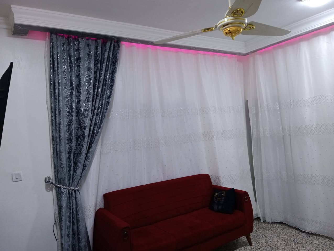 سلام عليكم بيت 100متر سند 25 داخل بسند البيت بي اسواق واستقبال ومطبخ وحولي وحمام وحمام فوك وغرفتين فوك وبيتونه نهايته ابو دشير مدخل لمعينات
***********
