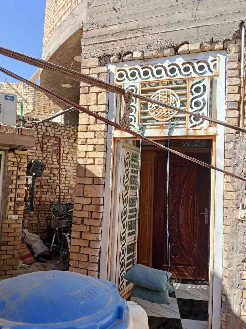 البيت للبيع با الكادميه المساحه 200م كونكريت مسلح يحتوي البيت علا غرفتين نوم و صاله و مطبخ و براني وصحيات خارجية صيحات خارجية و داخليه
طابق الثاني يحتوي على صاله 
اللاستفسار مراجعة مكتب سلام الجبوري الاتصال ***********
