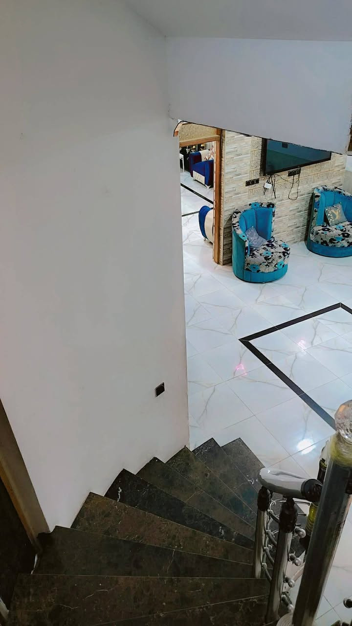 بيت للبيع طابو صرف مساحه 200متر بناء طابوك طابقين يتكون من 6غرف نوم صاله عدد 2ومطبخ عدد 2 واستقبال وكراج سياره بيت على ساحه موقع دور الظباط داموك مربع بيت عرموط صحيات داخلية وخارجية وغرف سويت ***********واتساب سعر يرحم والديكم يتعامل بدون شلعان كلب  ومن الله التوفيق للجميع
