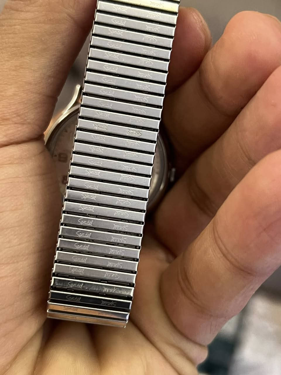 لعشاق الساعات الكلاسيك الهادئة والمميزة 
ساعة من ماركة Timex⌚️
صناعة: ياباني ميكانيزم 
القطر:34 
الحركة: كوارتز (بطارية) – دقيقة وعملية
• التصميم: كلاسيكي بسيط بأرقام عربية كاملة
• اللون: ميناء فضي هادئ مع هيكل فضي لامع
• السوار: سوار معدني ستيل مرن (مطاطي مريح على اليد)
• الزجاج: مقعر مقاوم للخدش بشكل جيد
• المقاس: متوسط مناسب لمعظم الأيادي (تقريبًا 36–38 مم)
•مقاومة ماء خفيفة للاستخدام اليومي 
▪️للمزيد من التفاصيل يرجى التواصل خاص 🔻


**إذا كنت صاحب هذا الإعلان وتريد حذفه لأي سبب، رجاءا أرسل رسالة إلى الدعم الفني**