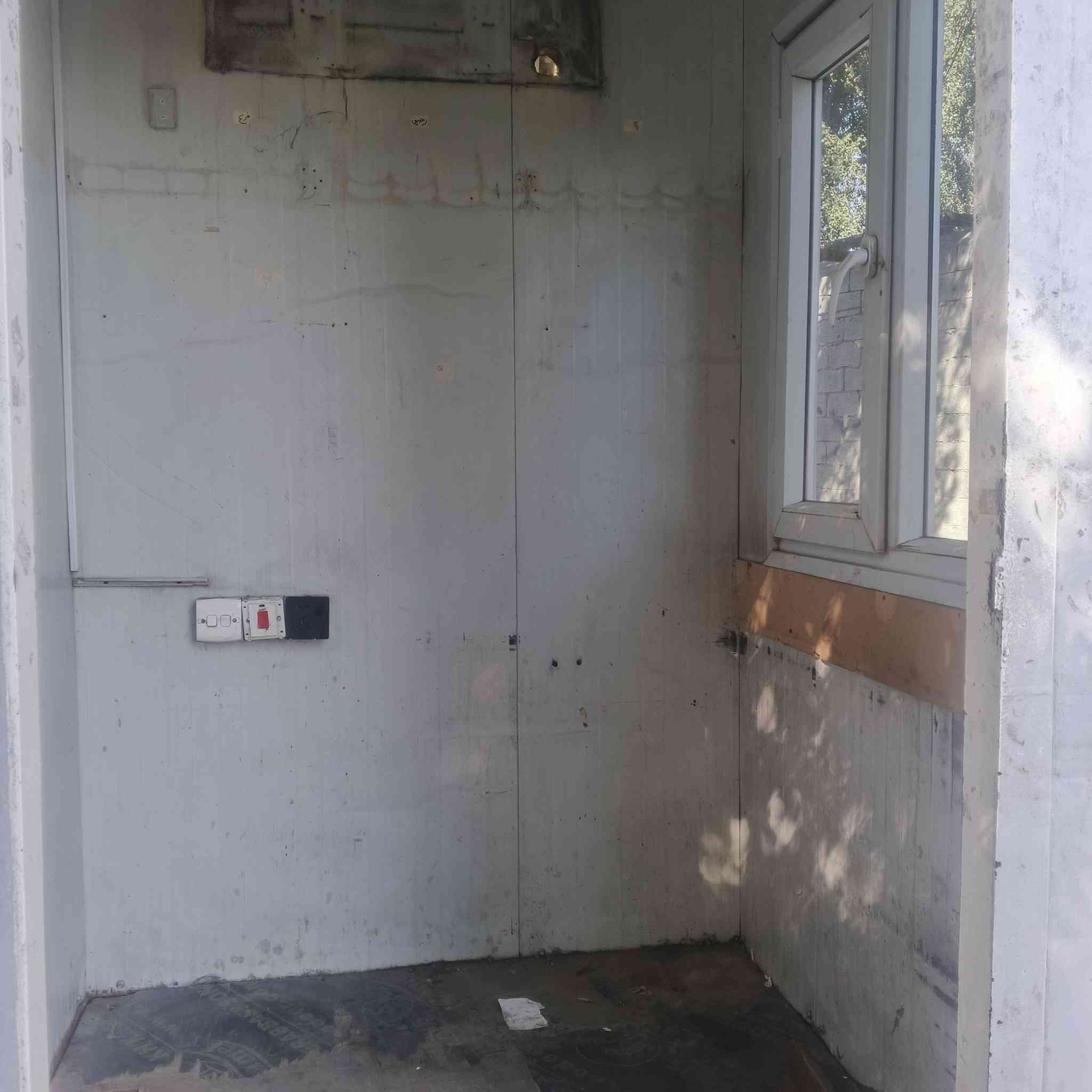 كرفان حراسه مستخدم السعر 500 مكاني بغداد حي القادسية رقم الهاتف *********** _‏‪***********‬‏
