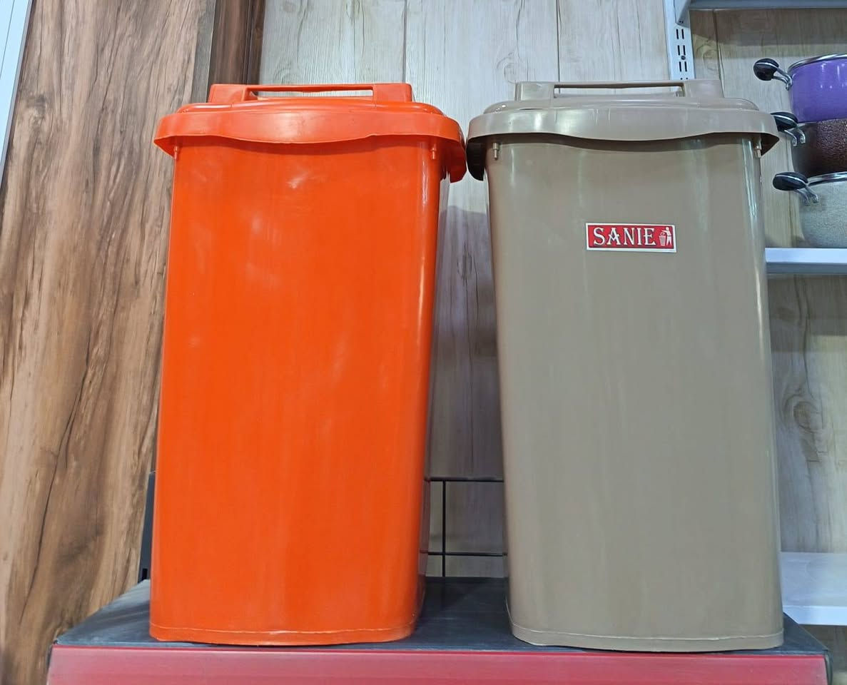 السلام عليكم وصول بضاعة جديدة 🔥🔥
حاويات مختلف الاحجام استندر 120لتر 60لتر ثابت 40لتر 
البيع :جملة فقط ،❗❗
العنوان: بغداد الوزيرية مقابل شركة معالم الرافدين 
لحجز والاستفسار:***********
