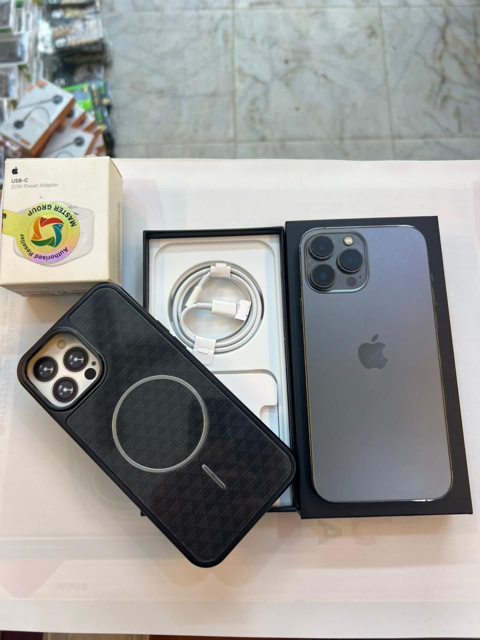 ايفون 13 برو ماكس 256 ذاكرة 
بطارية 95‎%‎
نضافة 100‎%‎
كامل ملحقات الاصلية شركة ماستر اصلي وبيه ضمان شرط الفحص 
استخدام قليل
السعر مناسب
***********
العنوان القطاع شارع السوك مجاور عوينات الكرار 
مركز الشمس
