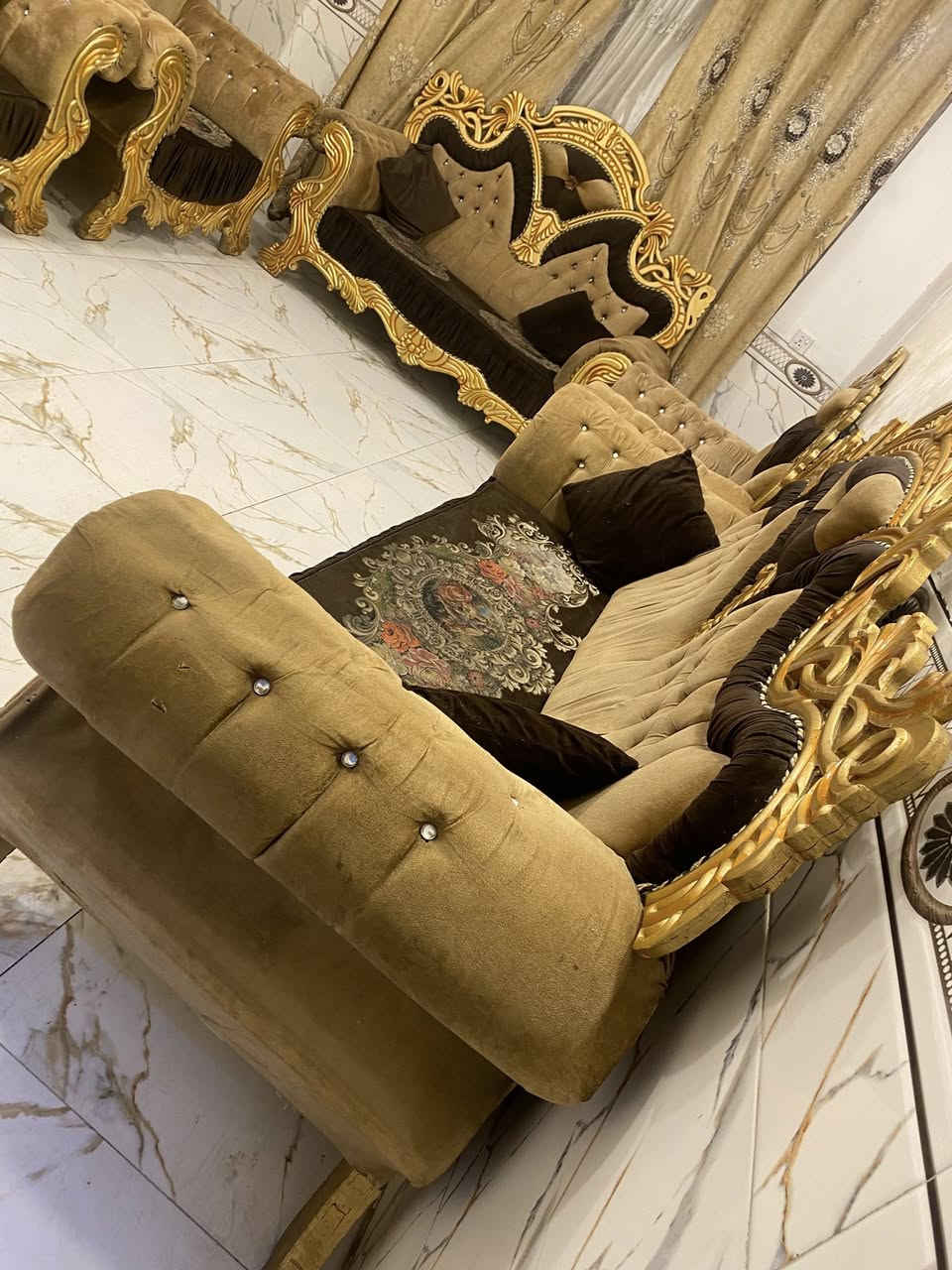 تخم ملكي 10 مقاعد نضيف اخو الجديد اي ضرر مابي ب 350 وبي مجال المكان كربلاء ***********
