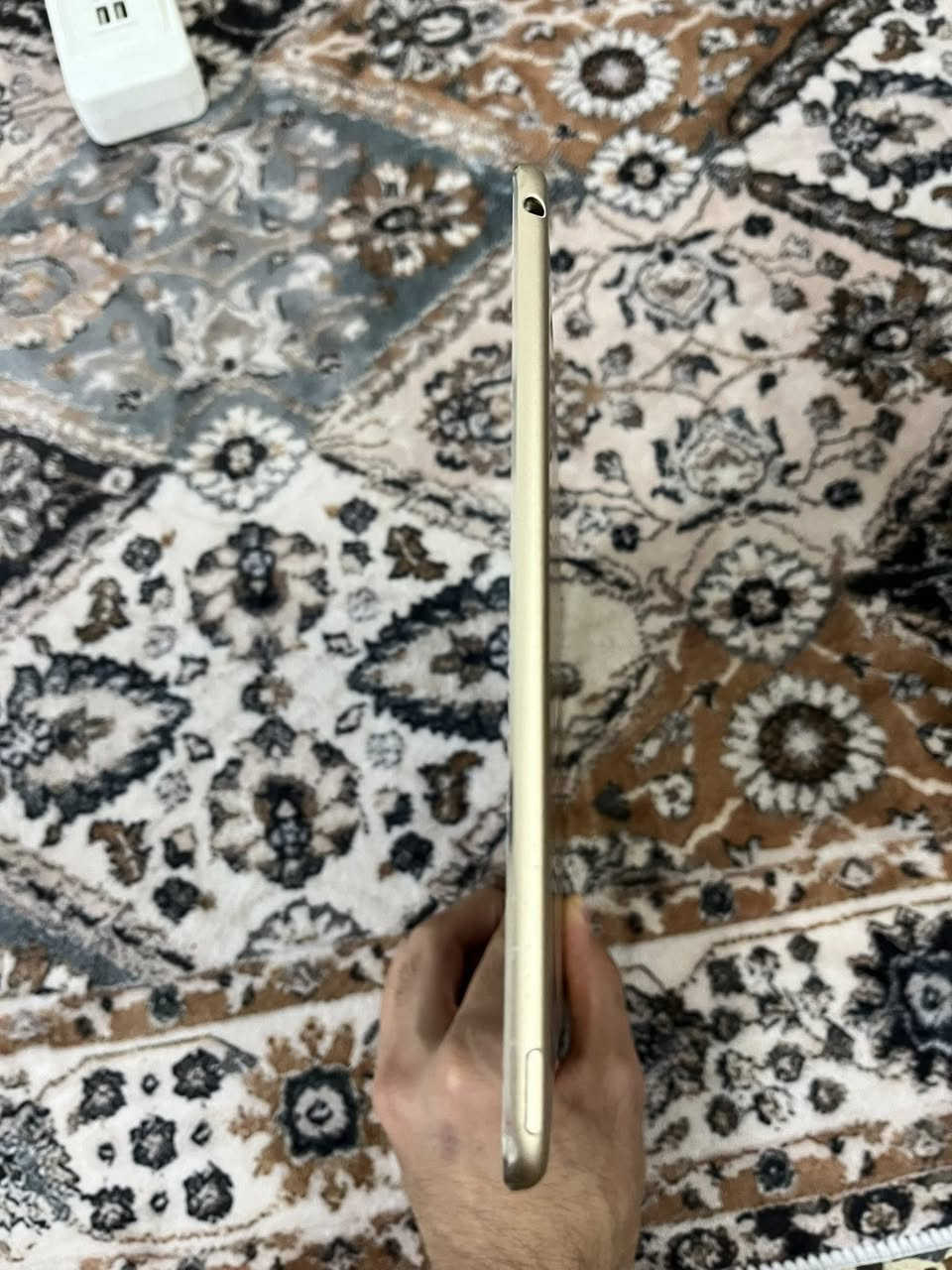 سلام عليكم 
ايباد اير 2 للبيع ذاكره 128g الجهاز على ايدي من اول ماشتريته واصلي ومامبدل اي شي منه ولونه مميز بي فقط طعجات خفيفه على الزوايا ونضافته مثل ماتشوفونها كدامكم السعر خاص 
مكاني حي العدل وهذا رقمي ***********
