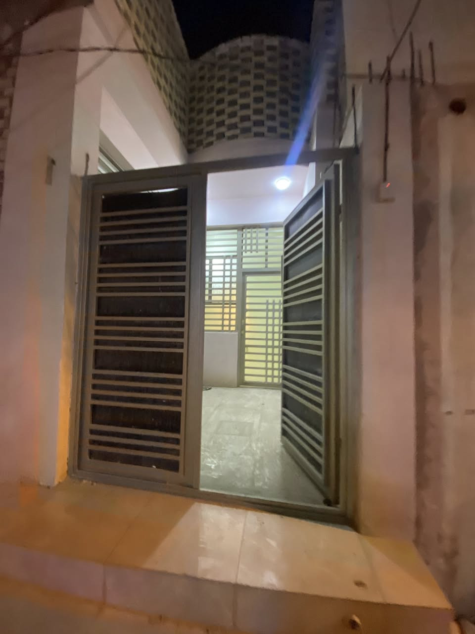 للبيع دار 100 متر سند 25 شارع الحبوبي  البراكيه مقابل شارع المقرنص قرب مدارس انوار السجاد طابق واحد بناء حديث للاستفسار ***********
