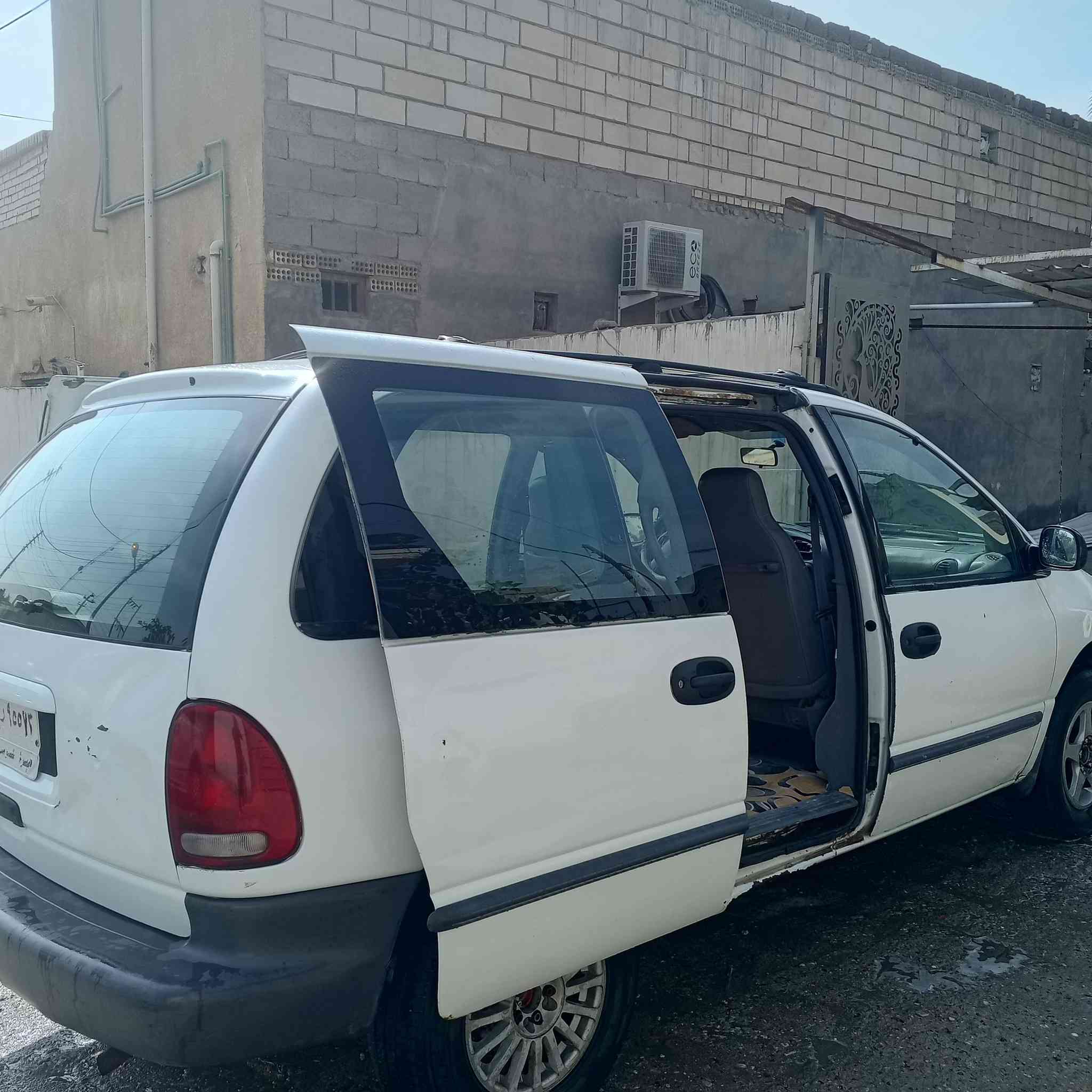 السلام عليكم سيارة دوج كراند كرفان موديل98
محرك وكير جيد ، حداديه 80% تخم تاير 90% . السعر 38 وبيهه مجال قليل ،  العنوان البصرة الهارثة رقم الهاتف ***********
