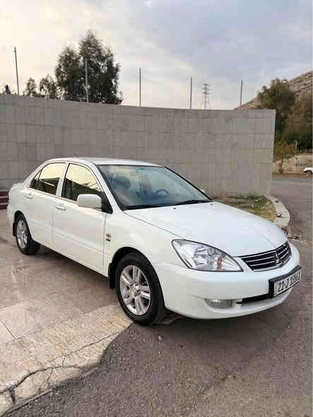 لانسەر ٢٠١٣ مەکینە گەورە گێڕ گەورە 
بێ بۆیاخ سەیارەکە تا بڵێی جوانە  ١٤٧ هەزار ڕۆشتوە 
٤ تایەی لۆکی لە سەرە سپێری دانەبەزیوە 
کامل مەسوف کراوە یەک دینار مەسروفی نیە 
ڕەقەم و سەنەوی تا ٢٠٣٠ تازەیە
*********** رانية
