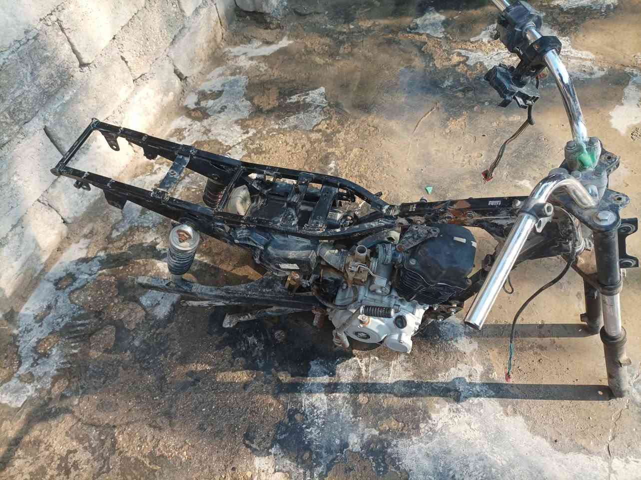 سلام عليكم بوكسر 22 اوراق الدراجه مفصخه محركها مامفتوح غراضهة كله كامله نقص دشبول وضفيره و وتخم اشاير  واكلوب امامي السعر 600 وبيهة مجال مكاني بابل لأسكندريه ***********
