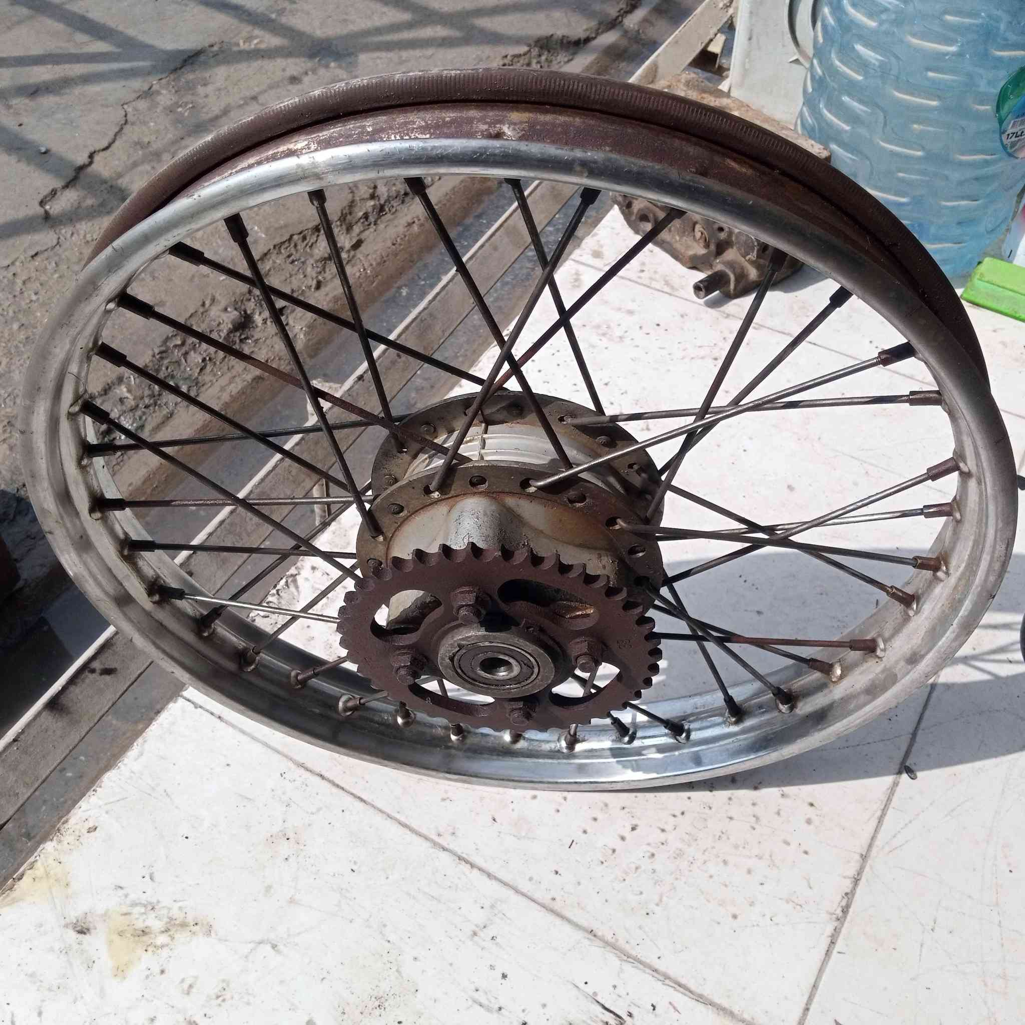 سلام عليكم ويل خلفي دراجه اربعه كير للبيع
بعده بلادي مستخدم شي قليل بس شويه بيه زنجار 
السعر 25


**إذا كنت صاحب هذا الإعلان وتريد حذفه لأي سبب، رجاءا أرسل رسالة إلى الدعم الفني**