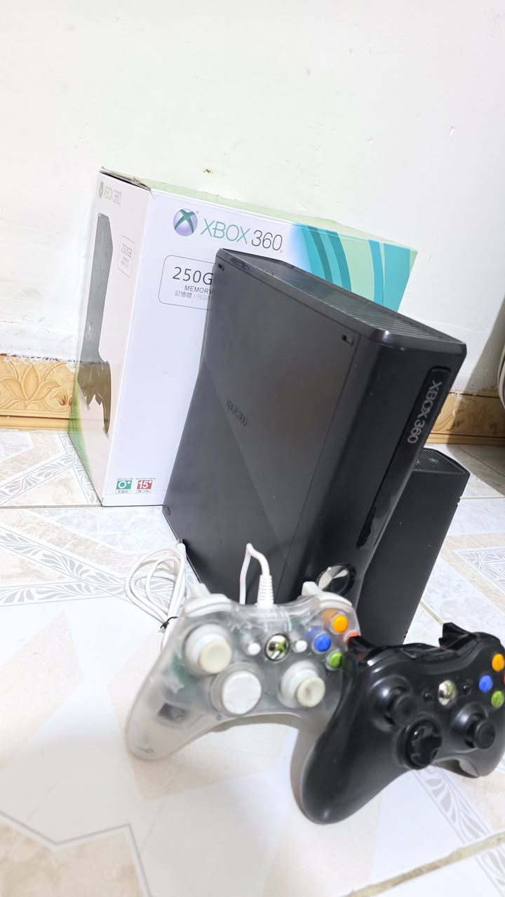اكس بوكس 360مهكر حيل حيل نظيف نظام ارورة يحتوي على 141 لعبة قويه ويحتوي على 2 جوستك وغراضه كله بلادي مع كارتون شرط الفحص السعر 130وبي مجال للطيبين توصيل جميع المحافظات متوفر ***********
