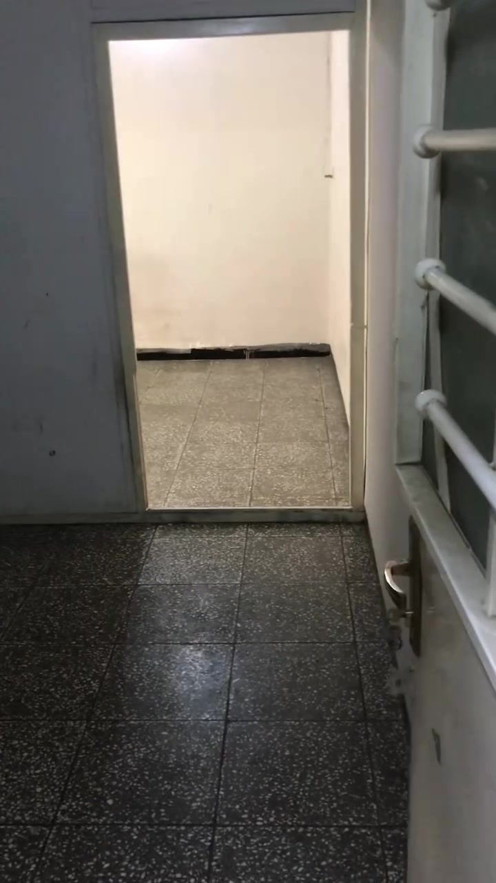 شقه للايجار غرفه وصاله ومطبخ وخدمات العنوان الوزيريه مجاور جمعية الداودي الايجار الشهري 350الف للاستفسار الرقم***********
