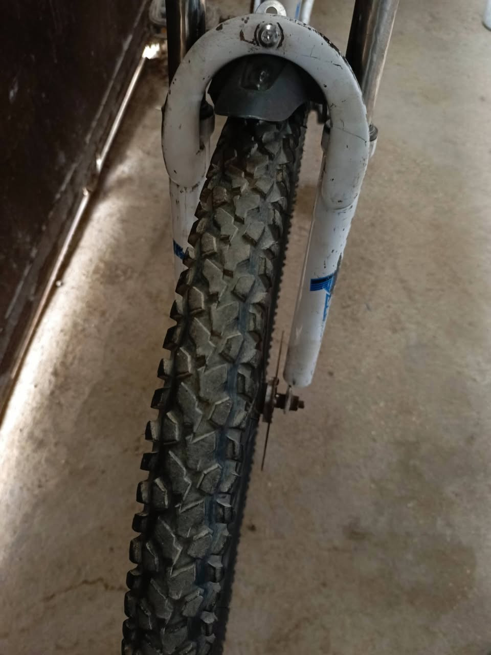 سلام عليكم بايسكل ياباني  لون ابيض جاهز مناقصه شي سعر45 الف مكان الشعله ***********
