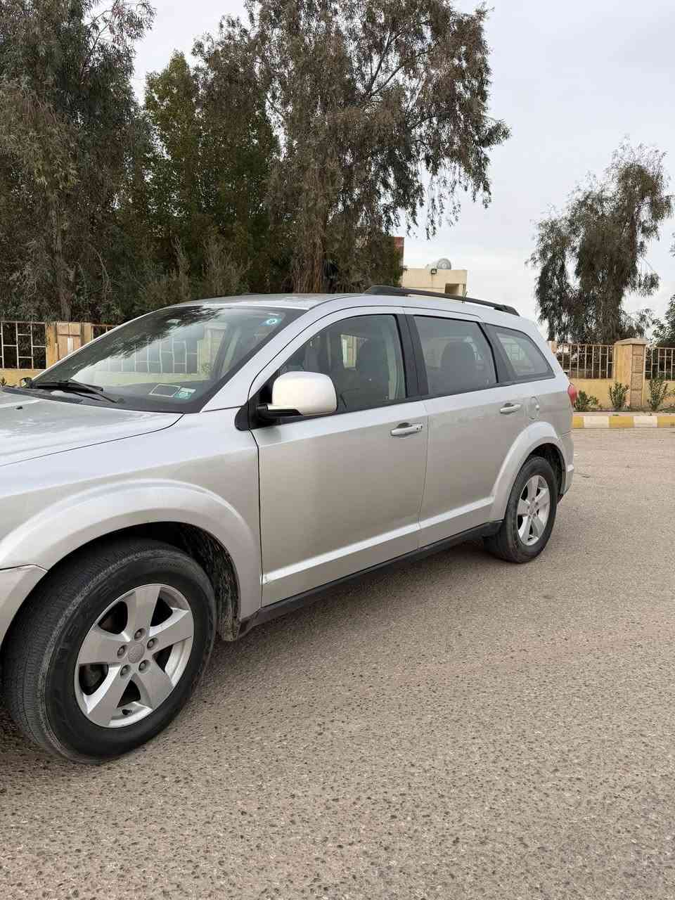 السلام عليكم
للبيع دوج جورني 2012 وارد امريكي SXT 
محرك 6 سلندر
بيها صبغ 4 قطع ( بدون ايرباك وبدون دواخل ) ضرباتها خفيفه وكل صور لضربات موجوده 
للتواصل
***********
