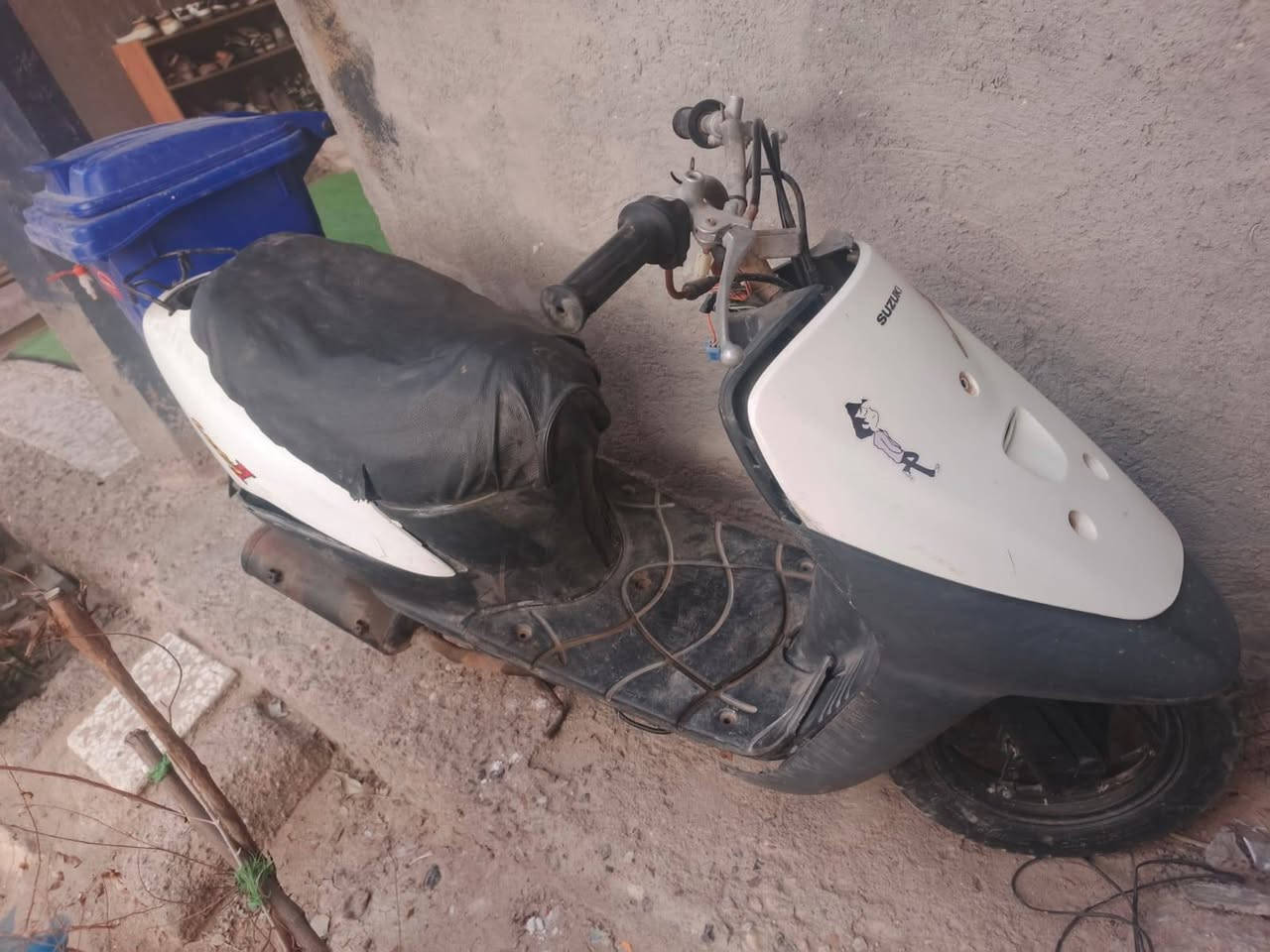 السلام عليكم ورحمه الله
دراجه للبيع سوزوكي دراجه مجفته غير شغاله السعر 60 الف


**إذا كنت صاحب هذا الإعلان وتريد حذفه لأي سبب، رجاءا أرسل رسالة إلى الدعم الفني**