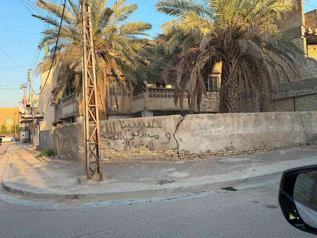 دار مساحه ٢٠٠ متر ركن
واجه ١٤ونزال ١٤.٥ متر 
بناء تفليش موقعه حي العامل محله ٨٠٥ 
مربع حسينيه الزهراء قرب روضه الوركاء 
للاستفسار اكثر التواصل مع مكتب الليث للعقار
او الاتصال بالرقم ***********
