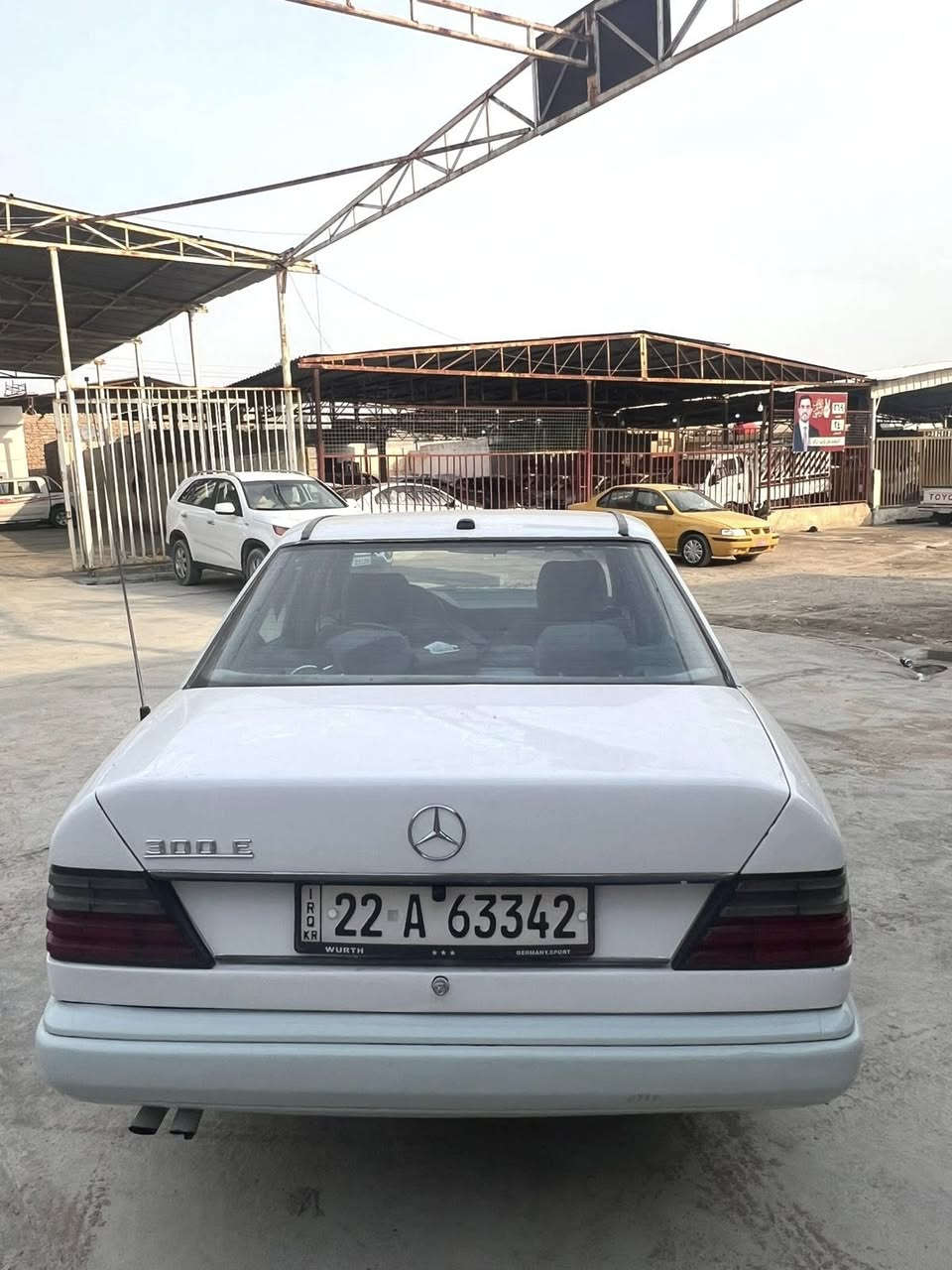 سلام عليكم 
مرسيدس دب E300 موديل 1988 لون ابيض رقم أربيل الجديد  سنويه جديده شرط التحويل محرك ملكه 3000 شرط كير ومحرك تخم تاير جديد كهربائيات شاشه كأمره سنتر لوك آريل كهربائي كلها شغاله 
صبغ عام قواعد معمره غرفتها نضيفه جداً 
تراي وين مايعجبك مكاني سامراء السعر 50 بيها مجال لشراي 
***********
