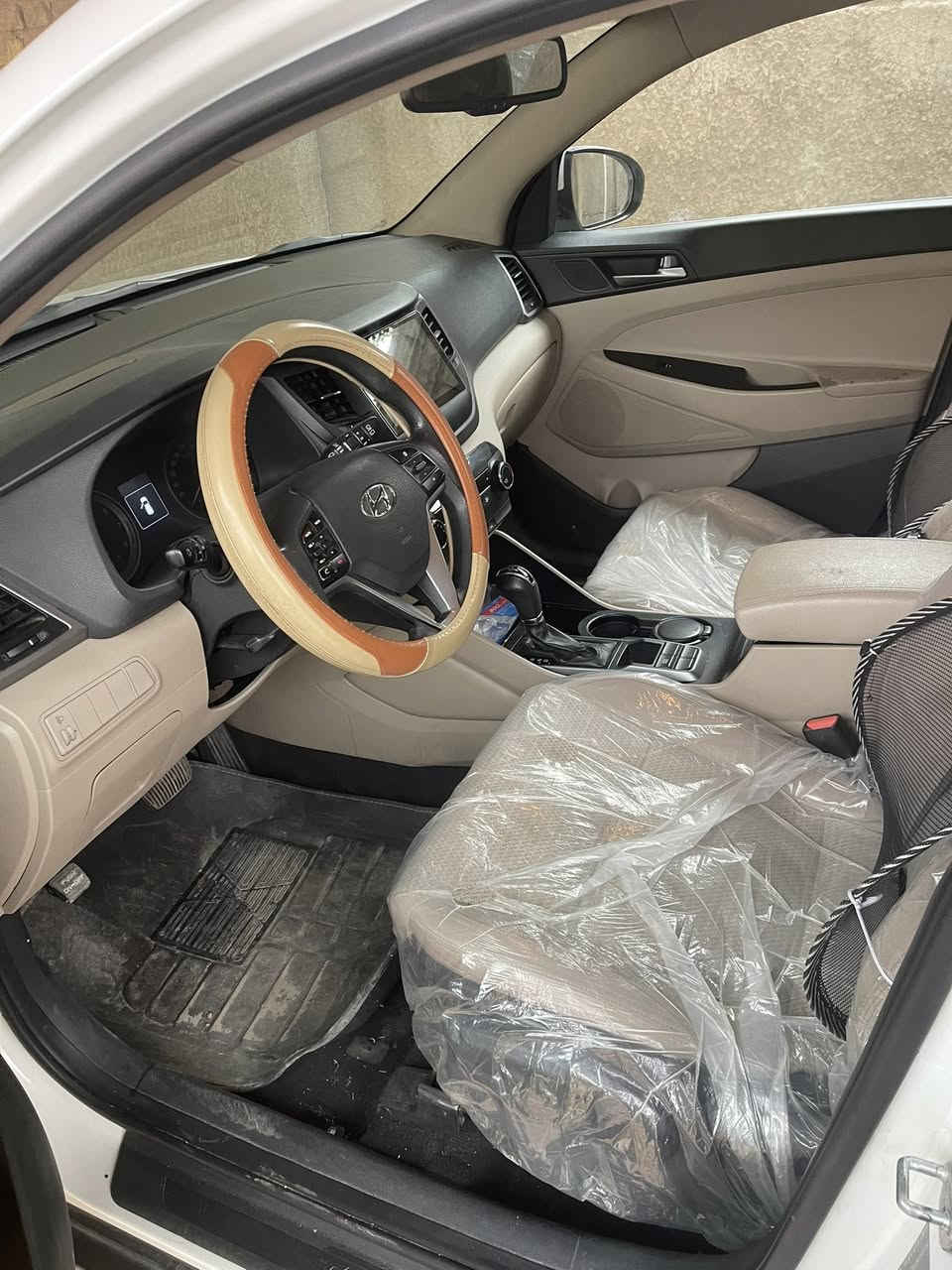 السلام عليكم توسان خليجي الكاصد موديل١٨بغداد رقم جديد بسمي محرك كير مقفول دوش بيه صبغ بسيط في بدايت البنيد وفي نهاية الباب الخلفي الأيمن اثر جلوخ ماشية ٦٠ ألف كيلو الموقع بغداد السعر ١٧٨ ورقة رقم الموديل ***********
