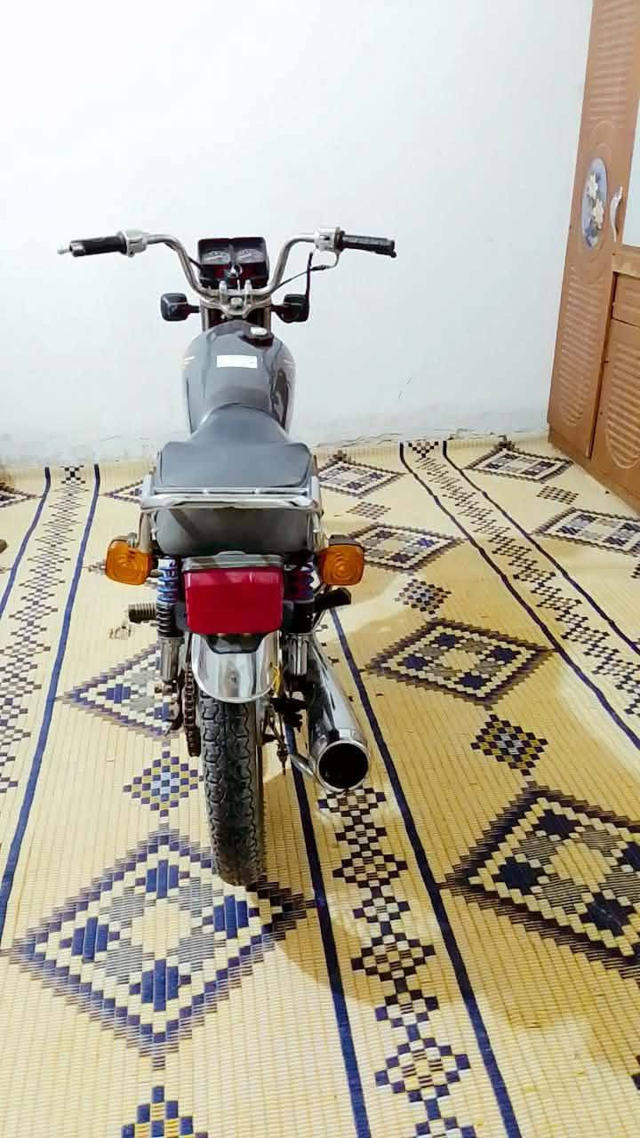 السلام عليكم دراجه خمسه كير للبيع المحرك حلو وناعم الدراجه من كلشي جاهزه كهربائيات كله جدد فقط بس ربط الدراجه كلك اكفله عن السرقه السعر 300وبيه مجال أو مراوس بفراشه حسب القناعه المكان دراجه ديوانيه طريق السنيه رقم الاتصال ‏‪***********‬‏
