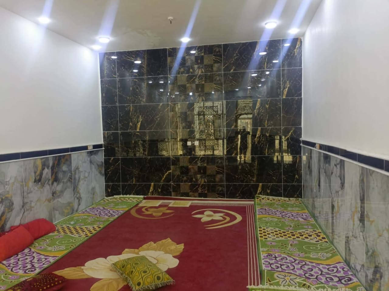 بيت للبيع المساحه ٣٥٠متر على شارع عشرين بلمشراكه نزلت البو جابر ٣غرف وصاله ومطبخ وستقبال وصحيات كراج بيت جاهز مطلوب اسكان ٤٠ مليون للاستفسار الاتصال على الرقم ***********
***********
