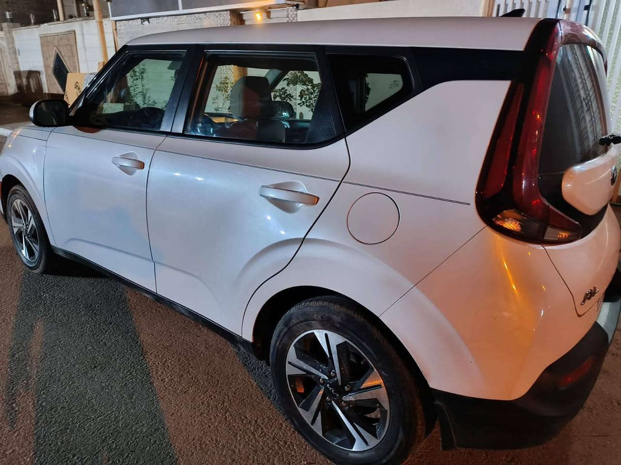 السلام عليكم صول موديل 20لون ابيض ماشيه 47 بيه صبغ قطعتين حادثه فقط جاملغ بدون دواخل لاشاصي ولا لغد رقم كربلاء باسمي البنيد اثناء النقل اتاذه هو  رصعه بلقماره بلنقليات للتواصل ***********
