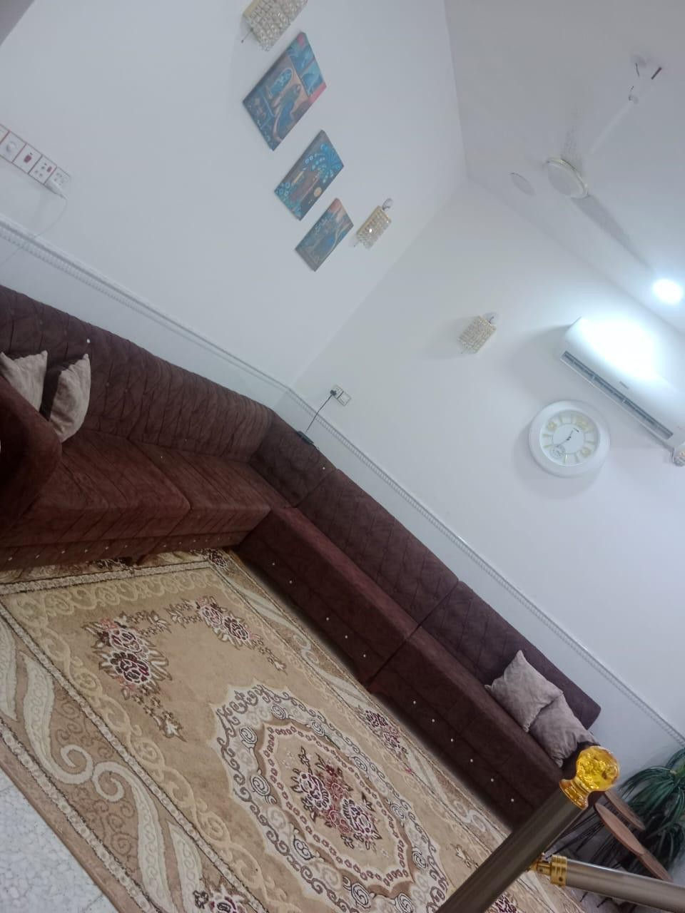 السلام عليكم بيت بحي المكرمه ركن مربع ١٠في ١٢ونص المساحه ١٢٦متر على شارع ١٥ وشارع ١٠ على ساحه الطابق الأول غرفه واستقبال ومطبخ وصاله وحمامات اثنين الطابق الثاني غرفه وصاله وحمام مع سطح مع بيتونه وسطح ثاني بناءً سنه ٢٠٢٢ السعر ١٨٠مليون الاتصال ***********
