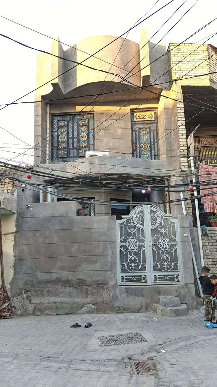 دار للبيع شارع الاطباء قرب صيدلية النبض مساحه ١٠٤ الاستفسار ع الرقم ***********
