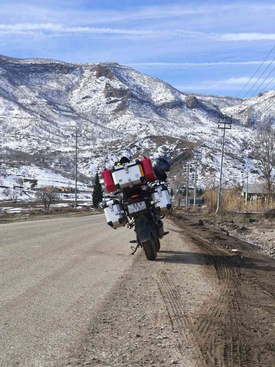 Benelli TRK 251 ادفنچر
ماشية 19500km رقم انكليزي بأسمي مطلعها زيرو من الوكالة

نظيفة كاملة مكملة للسفر و الاستخدام اليومي شغل و اطلع، صارف عليها هواي و مداريها بالأدامة الدورية و الدهن و البانزين المحسن

تايرات اصلية جديدة Perelli ANGLE GT و البلاديات موجودة مابيها شي بس بدلتهن للأمان

رايدها ب33 ورقة و بيها مجال جداً بسيط

*********** متواجد واتساب فقط ماعندي ماسنجر

الحبشكلات الطويلة كاتبها جوة ⬇️⬇️
.
.
.
.
.
.
.
.
.
.
.
.

الأضافات البيها :

- جنطة تانكي

- بلوجكترات قوية

- فيوز خاص الاكسسوارات

- درع خاص مالتها اصلي

- الصناديگ الالمنيوم البلادية مال بينيلي عدد 3

- دبات 5L ثنين وية قفل اصليات

- شاشة اندرويد اوتو و كار بلي لمس اصلية و سلسة وية تشغيل الدراجة

- جامة امامية طويلة تحمي من الهوا و الحشرات ( استخدمها بالسفر ) و الجامة البلادية هم موجودة 

- درع يدات

- قارئ ڤولتية و جداحة و منافذ USB شحن سريع

- ستاند اصلي مانع اهتزاز ( يفيد للايفون و اي موبايل بيه OIS لان يعطل الكاميرا مالتك اذا تستخدم ستاند بدون مانع اهتزاز ) يدعم شحن لاسلكي سريع 15w و منفذين TYPE C و USB عادي ثنينهن شحنهن سريع

- كب هولدر

- قارئ ضغط و حرارة التايرات وية ساعة

- استرايح ايد للراكب +  اسفنج عالصندوك بظهر الراكب
