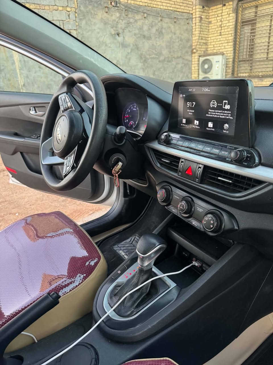 سلام عليكم للبيع لسعر ١٢٠ وبيه مجال للناس طيبه      ***********
***********
 كيه فورتي 2020  وارد امركي حادثه بنيد وربع جاملغ والباقي مكفول كفاله عامه ضربه  وصبغ ومحرك وكير وحداديه وتبريد وتخم تاير خير من الله السياره كلش جديده  مواصفات محرك 2000دوش وكير ايتي  المرغوب 6نمر شاشةكامره تحكم استيرن ويل كب كروم تحديد مسار ماشيه  100 الف حقيقي رقمه بغداد دولي تحويل  يمته مايعجبك  (مكان كربلاء طوريج )
