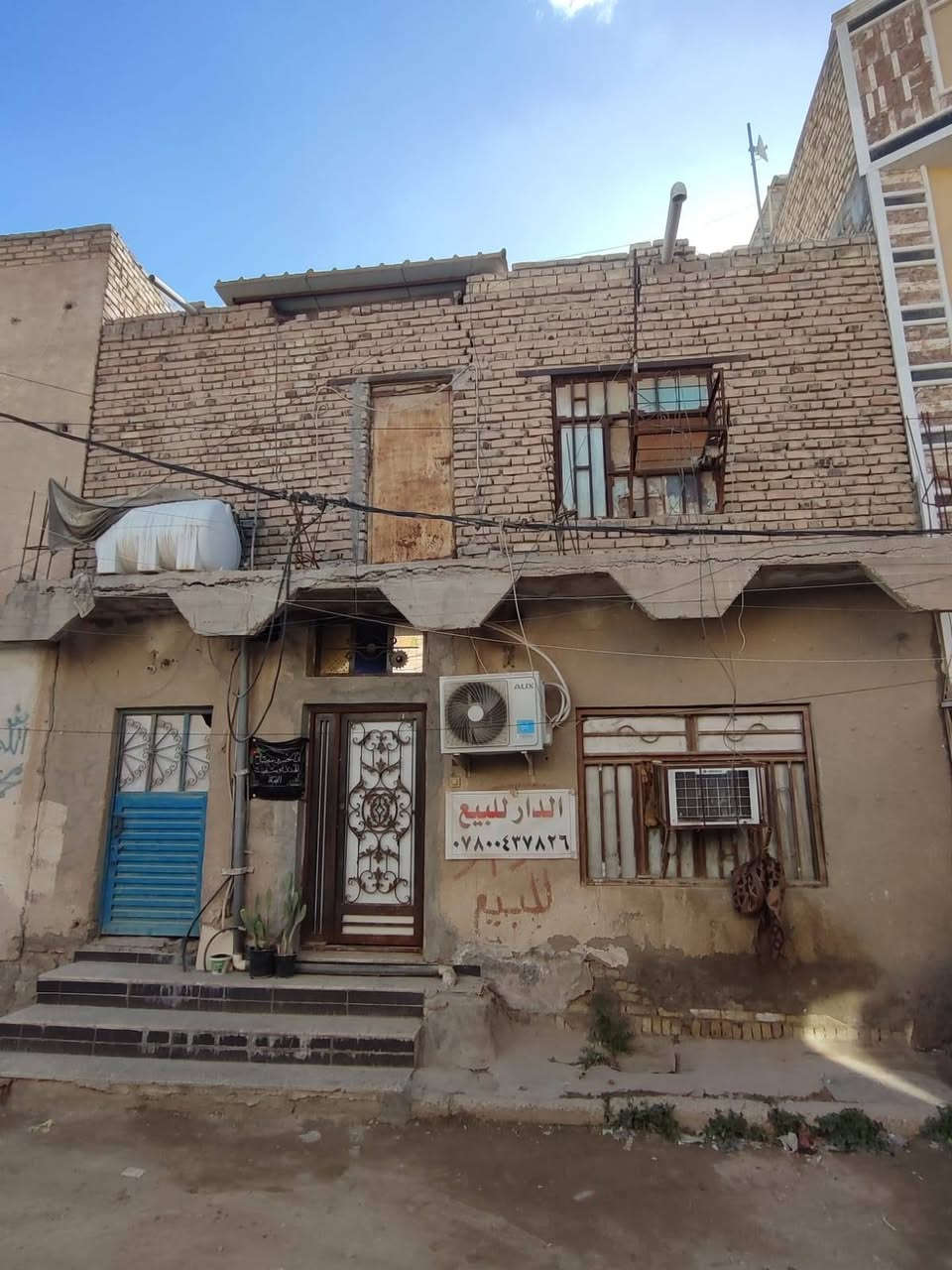 عقار للبيع المساحه 91
بيت وشقة.. قريب على شارع الجمعة 
السعر 130 وبيه مجال بسيط 
للستفسار اتصل على الرقم ‏‪0780 043 7826‬‏
مكلف بلشر
