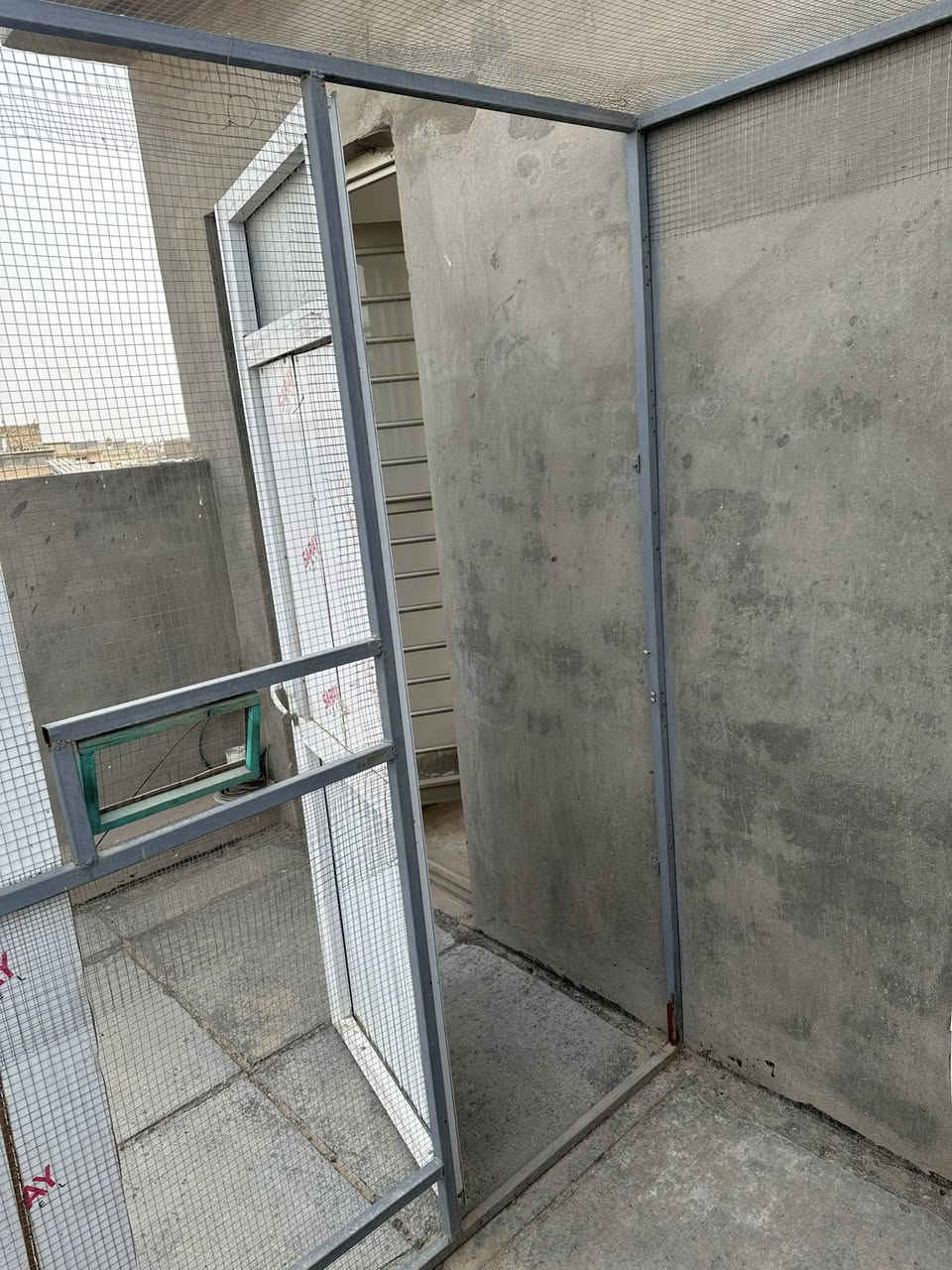 السلام عليكم .. قفص حديد للبيع او المراوس بطيور زينة مكاني بغداد البياع التراث السعر 150 الف متواجد وتساب *********** ارتفاع 2 متر عرض 2 متر نزال 2 متر القفص مربع ابعادة متساوية
