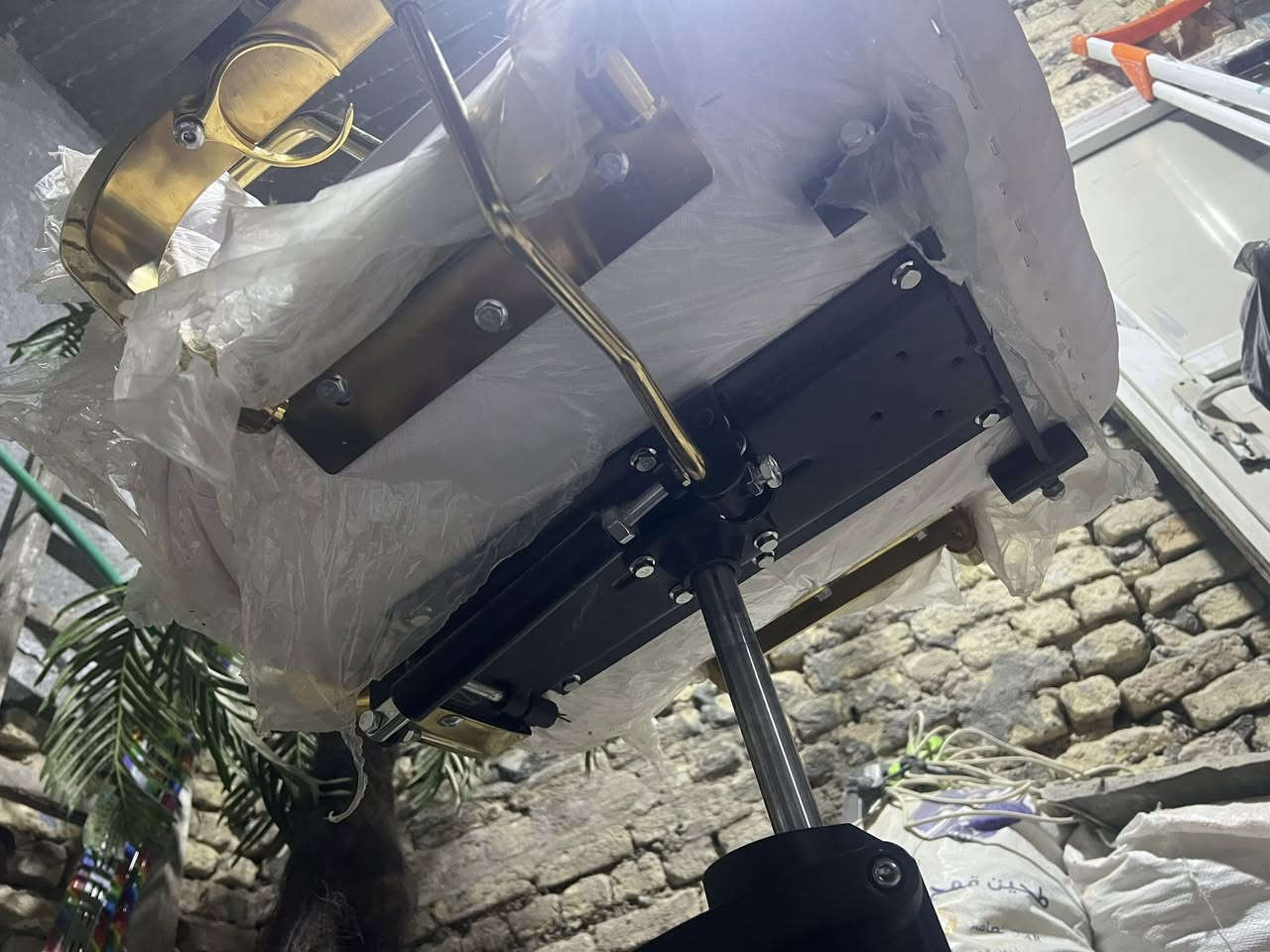 السلام عليكم ورحمة الله كرسي عدد2  وميز عدد 2 وفابرينه 1وعارضه عدد 2  ومرايات عدد 2 غير مستخدم نضافه 100‎%‎ لون ابيض مطعم ب الذهبي البصرة المعقل ***********
