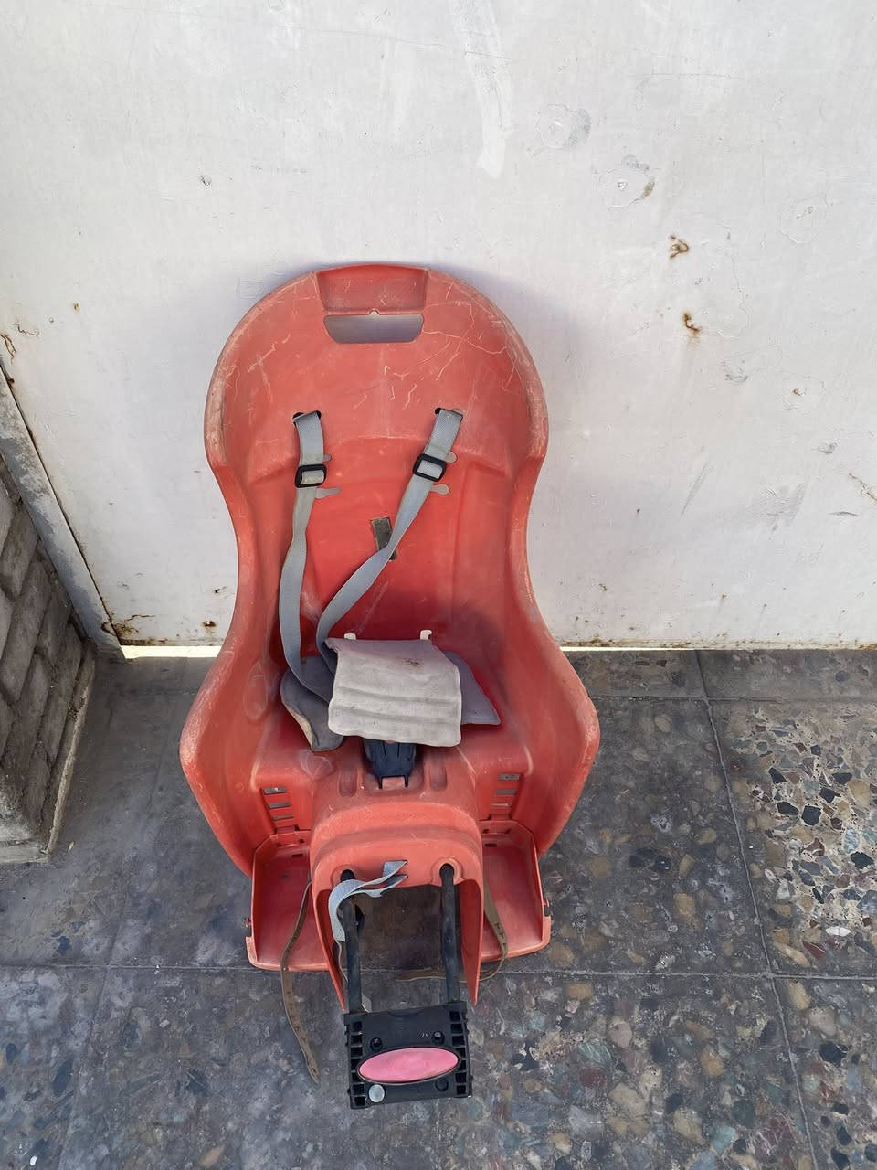 بايسكل باله ويا محمل اطفال حجم 20  نضيف كير وبريكات كولهن شغالات حلوه سياقته يحتاجله فقط سرج ب 90 الف كراده خارج ***********
