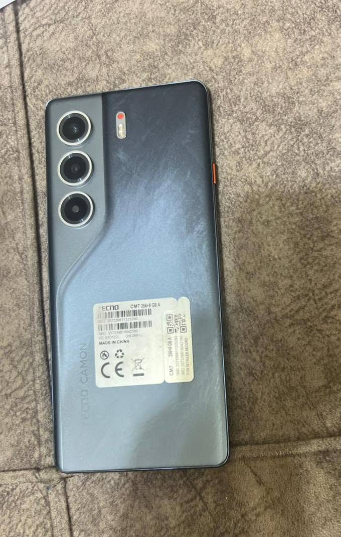جهاز تكنو كامون 40 برو  5G
ذاكرة 256 رام 16 مع كارتونته
الجهاز شغال بس الشاشه  تطلع الوان يعني يحتاجله تبديل شاشه وفلاته سماعة اتصال

سعره 175 وبي مجال
***********
