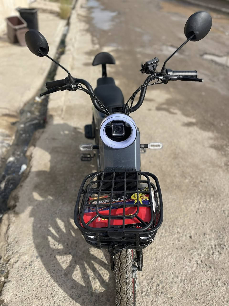 السلام عليكم 
دراجه شحن للبيع حجم 20 دراجه جديده لوك ما صارلي اقل من شهر اخذها 5 بطريات جديده تمشيك 50 كيلوا و شاحنه اصليه مال شريكة و ولايت اشرات و هورن و سماعه كلها شغالها والسعر 465 بيها مجال و عنواني موصل الايسار . ***********
