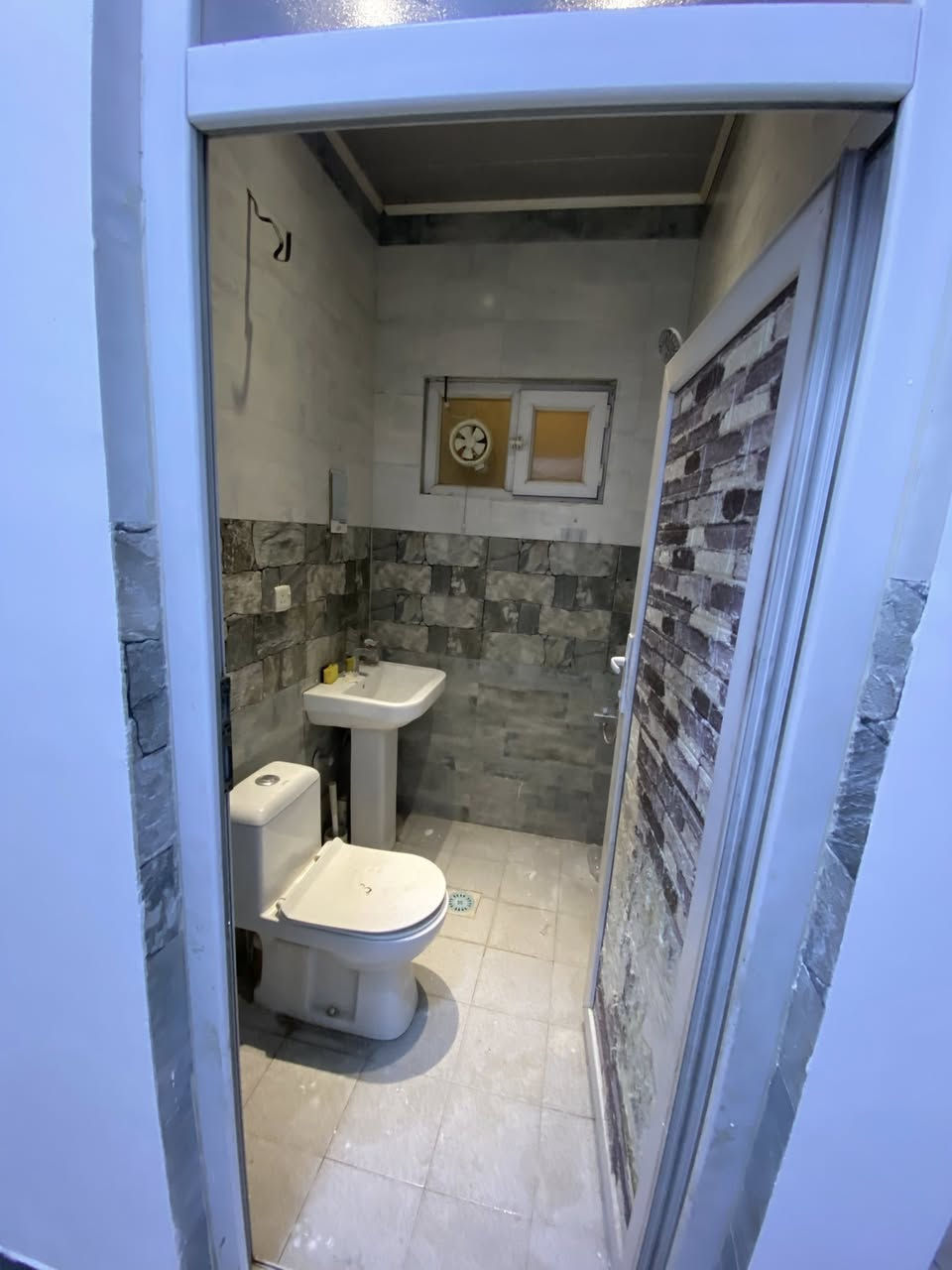 🔥للايجار في السيدية زيروو بيت مساحة 80متر👇🏻
يحتوي مدخلين

 3غرف

صالة

مطبخ

خدمات عدد 2

لايجار مليون و 250وبي مجال

 

للاستفسار والتواصل 

***********. العقاري زين العابدين الشمري
