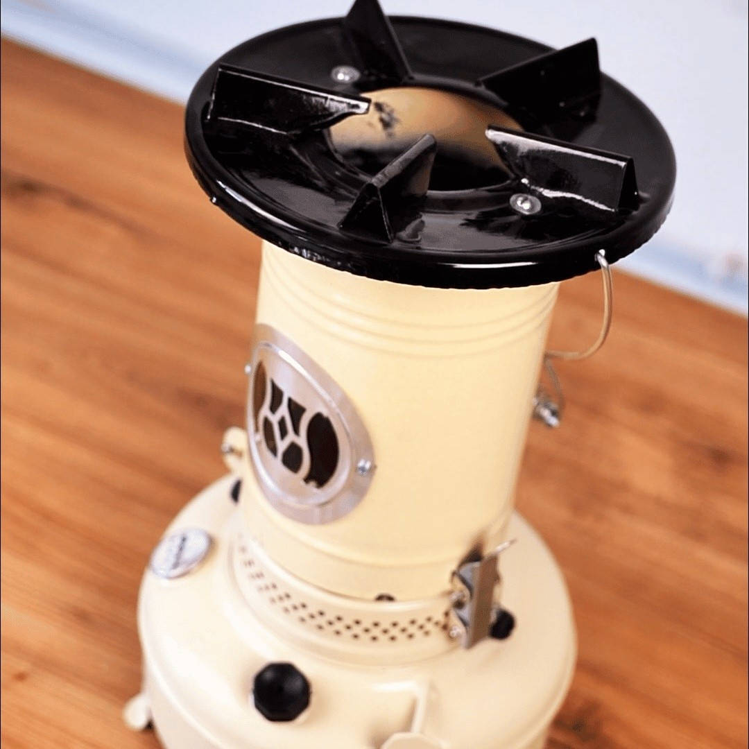 صوبة علاء الدين نفطية كلاسيك – NIKOOKAR (موديل Valor 600)

الاستخدامات

تدفئة الغرف، المجالس، والمنازل في فصل الشتاء.

مناسبة للاستخدام داخل البيوت، المخازن، أو الأماكن التي لا يتوفر فيها كهرباء.

خيار عملي للتدفئة أثناء الطوارئ أو انقطاع التيار الكهربائي.

تُستخدم بالوقود النفطي (الكاز  النفط الأبيض).

المميزات

تصميم كلاسيكي قوي من المعدن يتحمل الاستخدام الطويل.

تعمل بدون كهرباء، اعتمادًا كاملًا على الوقود النفطي.

مزودة بمؤشر مستوى الوقود لمراقبة الكمية بسهولة.

نظام فتيل داخلي للتحكم بدرجة اللهب والحرارة.

قاعدة ثابتة بأرجل معدنية لثبات أفضل أثناء التشغيل.

شبكة علوية معدنية لتحمل الأواني أو توزيع الحرارة.

مقبض جانبي معدني لتسهيل الحمل والنقل.

فتحات تهوية محيطة لضمان احتراق متوازن.

تصميم آمن مع غطاء علوي للحماية.

المقاسات التقنية:

ارتفاع المنتج: 41 سم

قطر المنتج: 23 سم

محتويات الصندوق

صوبة علاء الدين نفطية NIKOOKAR

فتيل داخلي (مركّب)

عبوة التغليف الأصلية

الملاحظات

تعمل على الوقود النفطي فقط (نفط أبيض).

يُفضل استخدامها في مكان جيد التهوية.

لا تحتاج إلى كهرباء أو بطاريات.

قد يختلف لون الطلاء أو تفاصيل بسيطة حسب الدفعة.

قياس الكارتون:

الطول: 24 سم

العرض: 24 سم

للحجز والاستفسار مراسلة الصفحه 🫥

الارتفاع: 42 سم


**إذا كنت صاحب هذا الإعلان وتريد حذفه لأي سبب، رجاءا أرسل رسالة إلى الدعم الفني**