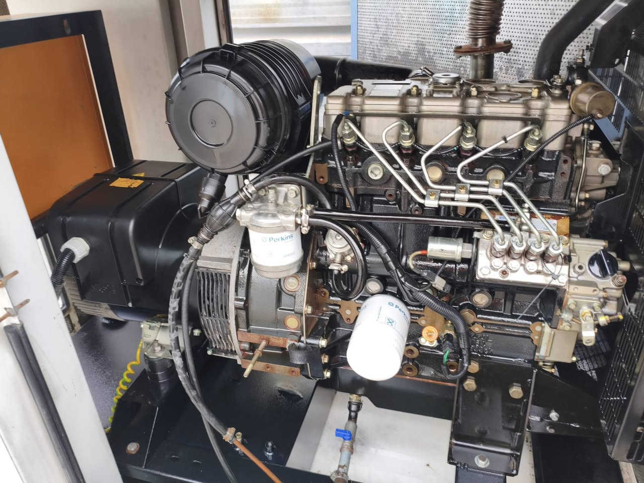 السلام عليكم ورحمه الله
للبيع
مولدة بيركنز إنكليزي بزون
٤سلندر. ٢٠كيفي
مواصفات خاصة 
راديتر كبير مع كاتم سوبر سايلنت 
عدد ساعات التشغيل ٤٩٠٠ساعة
توليد لوري سومير الحديث 
بلادي وضمان ع حمل 
*********** ابو شهم الزبيدي 
بغداد عوريج
