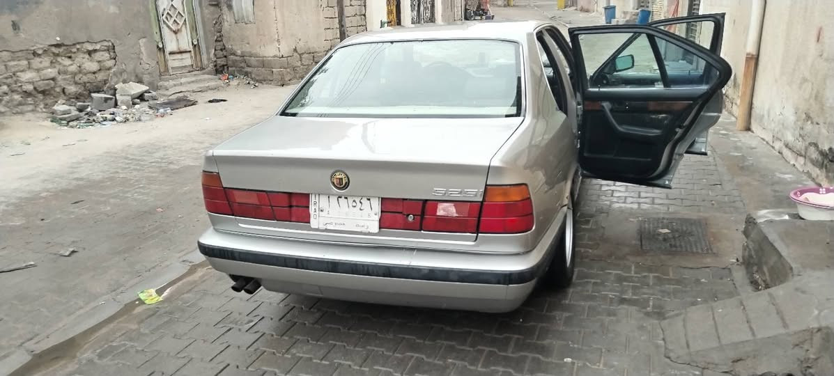 سلام عليكم شباب بي ام للبيع موديل 1991 الحجم 525 محرك مفتوح رقم واسط وحالياً بالبصره وراعيه بالكوت وعندي وكاله عامه الي حق التحويل تجي تاخذ السياره وين مايعجبك احولك اللي ياخذ السياره شرط من الشروط يحول مباشر السعر 55 وبيها مجال بسيط السياره بالبصره السياره مكفوله من الحادث والضربه سنويه ساقطه صار سنه عدل وباقي التفاصيل خاص وهذ رقمي *********** واتساب او اتصال على الخط ***********
