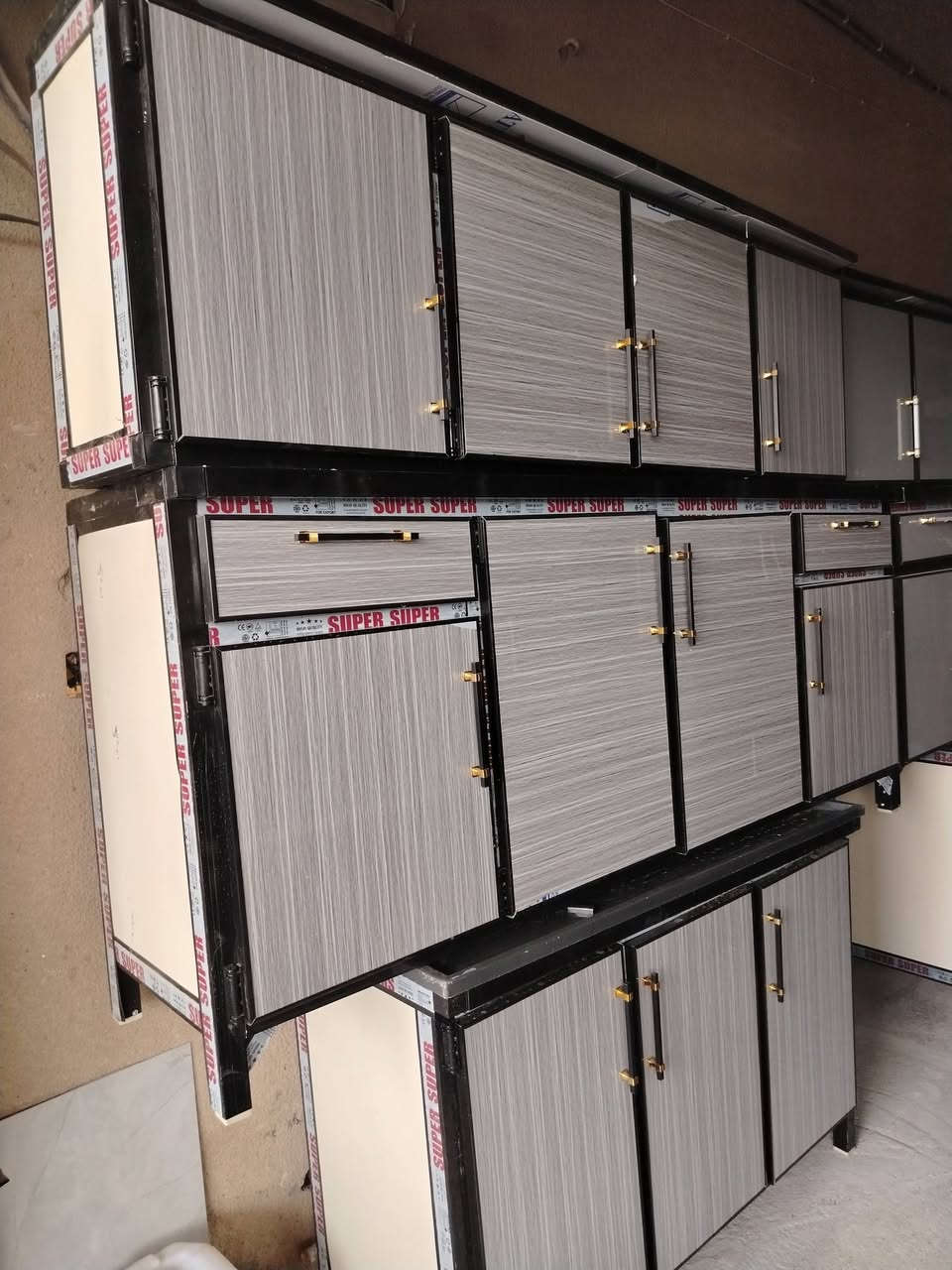 كاونترات مترين ومتر ونص ومترين ونص سعار تنفسيه مزاد لأخوين العنوان المفرق الطرق والجسور مقابيل العزات بن تجه رايح عليه المفرق ***********
