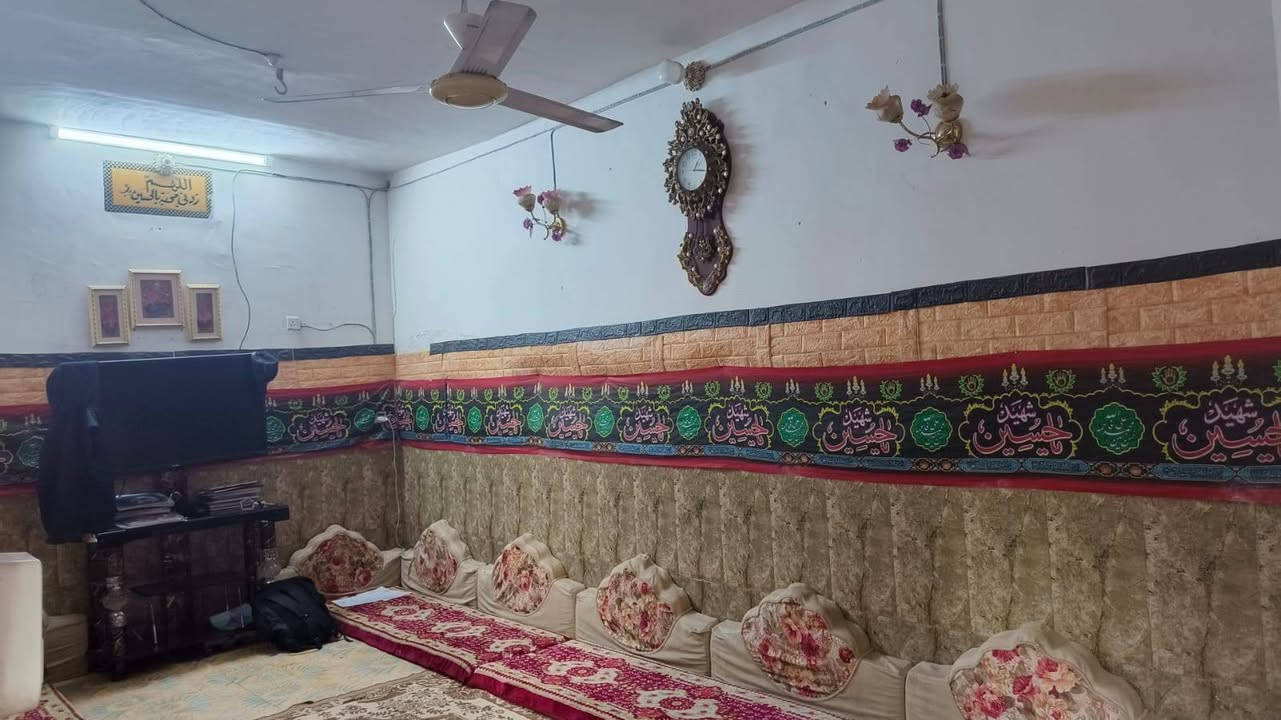 سلام عليكم بيت مساحة 100 متر شارع 4 متر يحتوي البيت على طابق واحد وغرفة نوم واحدة وصالة واستقبال وصحيات للاستفسار الاتصال على الرقم ***********
