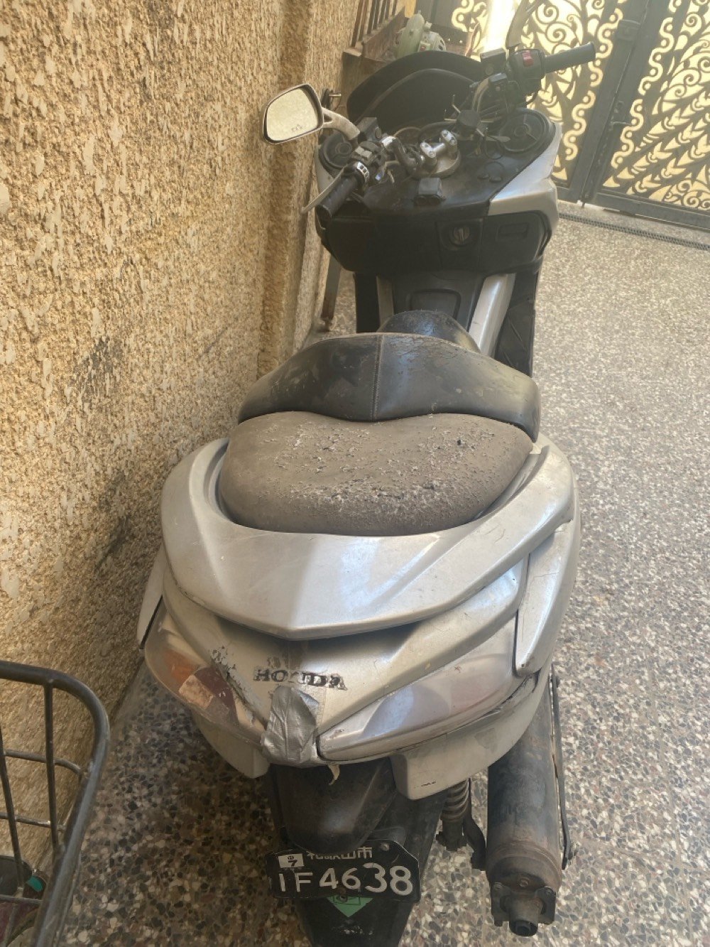 فورزا 010 
دراجه شغاله بس ابيع كوم حديد 
كفراته تقريبا 40 بالميه 
تايرات خلفي امامي جديد دسكات جديد
قايش وكلجات جديد 
اويل بم جديد
دبلات امامي يحتاجله
وجويتر يخربط 
المو شراي لا يتعبني فدوه اروحلكم
عنوان بغداد