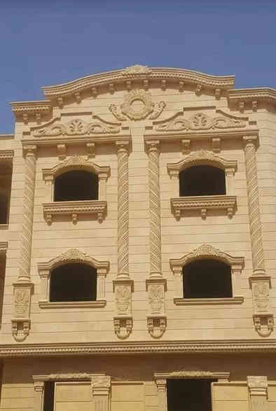 انا علي من مصر واقيم في بغداد اعمل  في دكورات الحجر الفرعوني في مصر   الدكورات والظغرفه والرسومات دي من اعمالي وده فن نحت علي الاحجار الطبعيه مثل الحجر السوري وغيرها انواع الخمات وتشكيل الرخام والاحجار  الطبعيه ونحت علي الجس والاسمنت
***********
