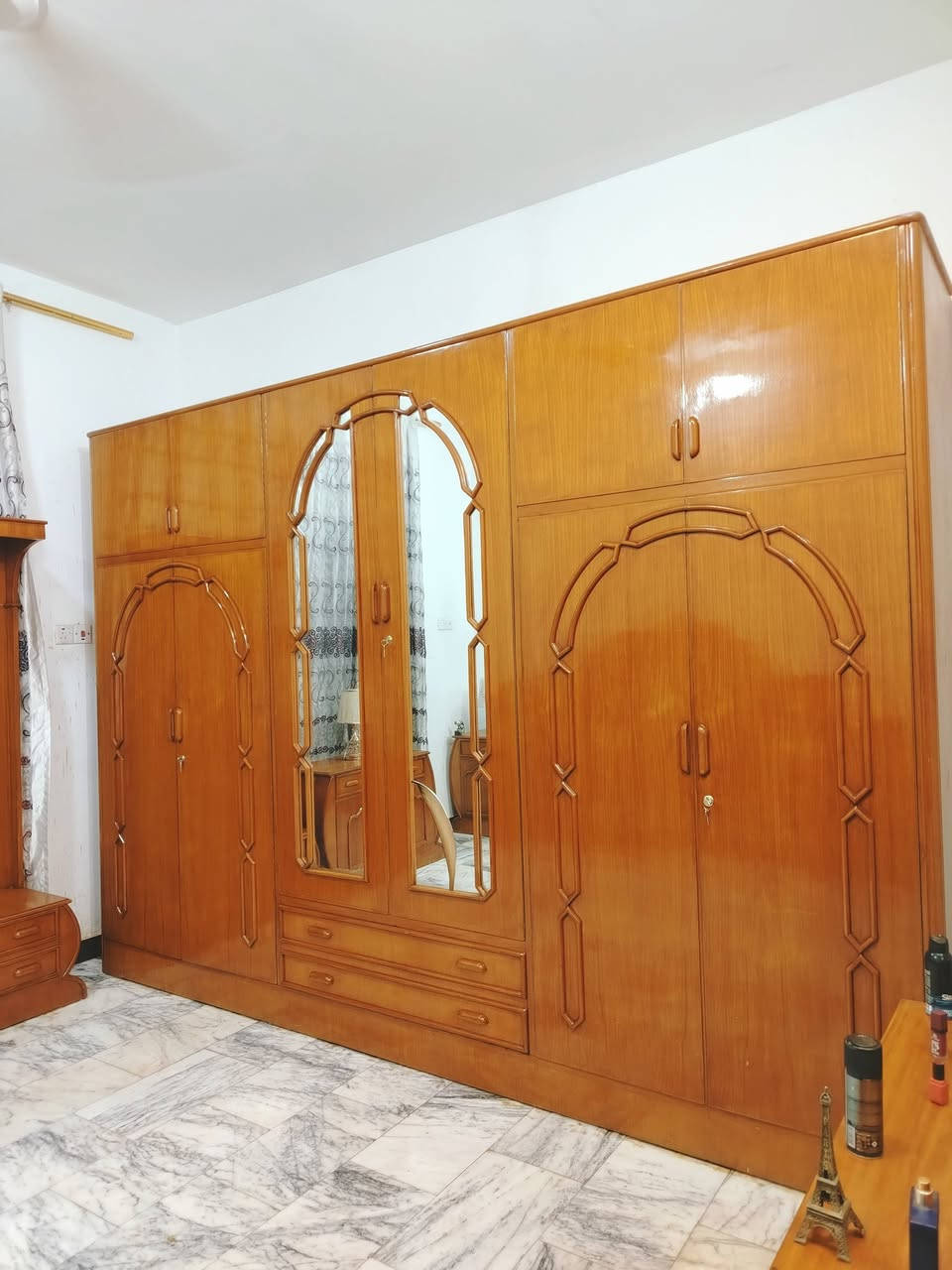 غرفة نوم تسكام صاج داخل وخارج شغل ثقيل ضهر جرجوبه خمسه ملم استعمال قليل مابيها اي ضرر مكفوله من الشخط تكمه الواقع احله من الصور العنوان حلة حي الجزائر ***********.  ***********
