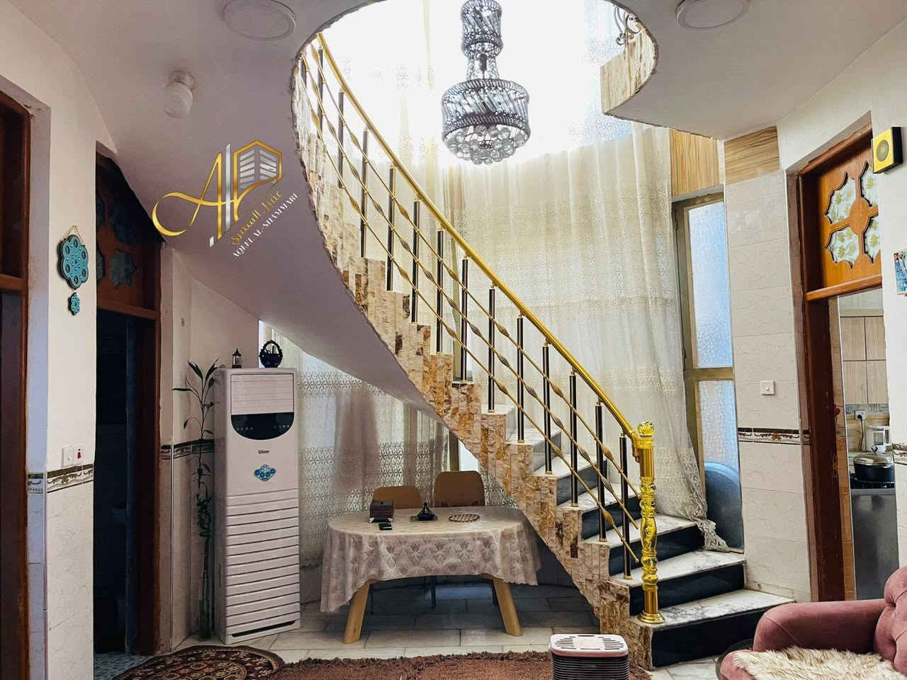 بيت للبيع في المسيب – داخل الولاية 

يقع العقار داخل الولاية شارع بيت مكاو بمساحة 132 متر مربع، ويتكون من طابقين بتصميم عملي ومريح يلبي احتياجات العائلة. يحتوي المنزل على ثلاث غرف نوم، إضافة إلى استقبال أنيق وصالة ، مع مطبخ متكامل ومجاميع صحية.

تم إنشاء البناء عام 2018، ويتميز بتشطيب جيد وأرضيات من المرمر تضيف لمسة فخامة وأناقة للمسكن.

السعر المطلوب 145 مليون دينار ( قابل للتفاوض )
سند العقار ... زراعي – ملك صرف.

للاستفسار والمعاينة:
مكتب عقيل الشمري للعقار
العنوان: المسيب – الشارع العام فلكة الحي الصناعي مجاور ابو مروة للسيراميك 

***********

#عقيل_الشمري #عقارات #بيت_للبيع #المسيب_اليوم #realeastate
