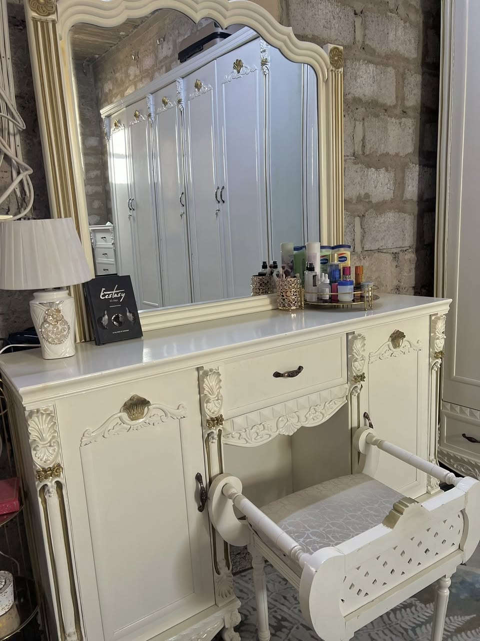 للبيع غرفة نوم كاملة ✨
غرفة نوم عراقي صاج، موديل تركي، تصميم أنيق وعملي، تتكون من:

 • قنصور (5 أبواب) مع ملحق داخلي

 • زاوية موديل كنتوري (بابين) مع ملحق داخلي

 • تخت مع كومدينات (أيمن وأيسر)

 • ميز بلازمة (جزامة)

 • مراية مع طابورية

🔹 الحالة: مستعملة استعمال خفيف جدًا ونظيفة كلش

🔹 الموقع: (الموصل)

📞 الشراي : التواصل خاص أو الاتصال على الرقم: 

     (‭٠٧٥٠ ٧٦٩ ٩٢٣٥‬)
