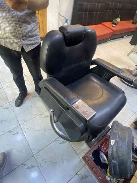 ديكور حلاقة كامل للبيع  للاستفسار ***********
كرسي حلاقة عدد 3
ميز مراية عدد 4 مع الرفوف 
ميز صغير عدد 3 
تخم قنفات 
مغسلة
