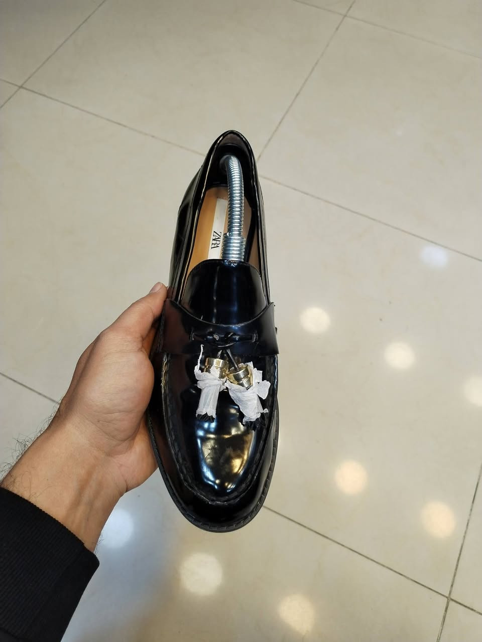 فلات لوفر من ZARA 
أصلي وكالة اورجنال 
بالة اوربي نظافة 💯 أخو الجديد 
قياس 40 طول القدم 25
جلد طبيعي فاخر بطانة جلد طبيعي 
أرضية جلد طبيعي أصلي 
قطعة راقية كجول ورسمي 
للحجز على خاص 
أو مراسلة واتساب ***********
توصيل لكل محافظات العراق
