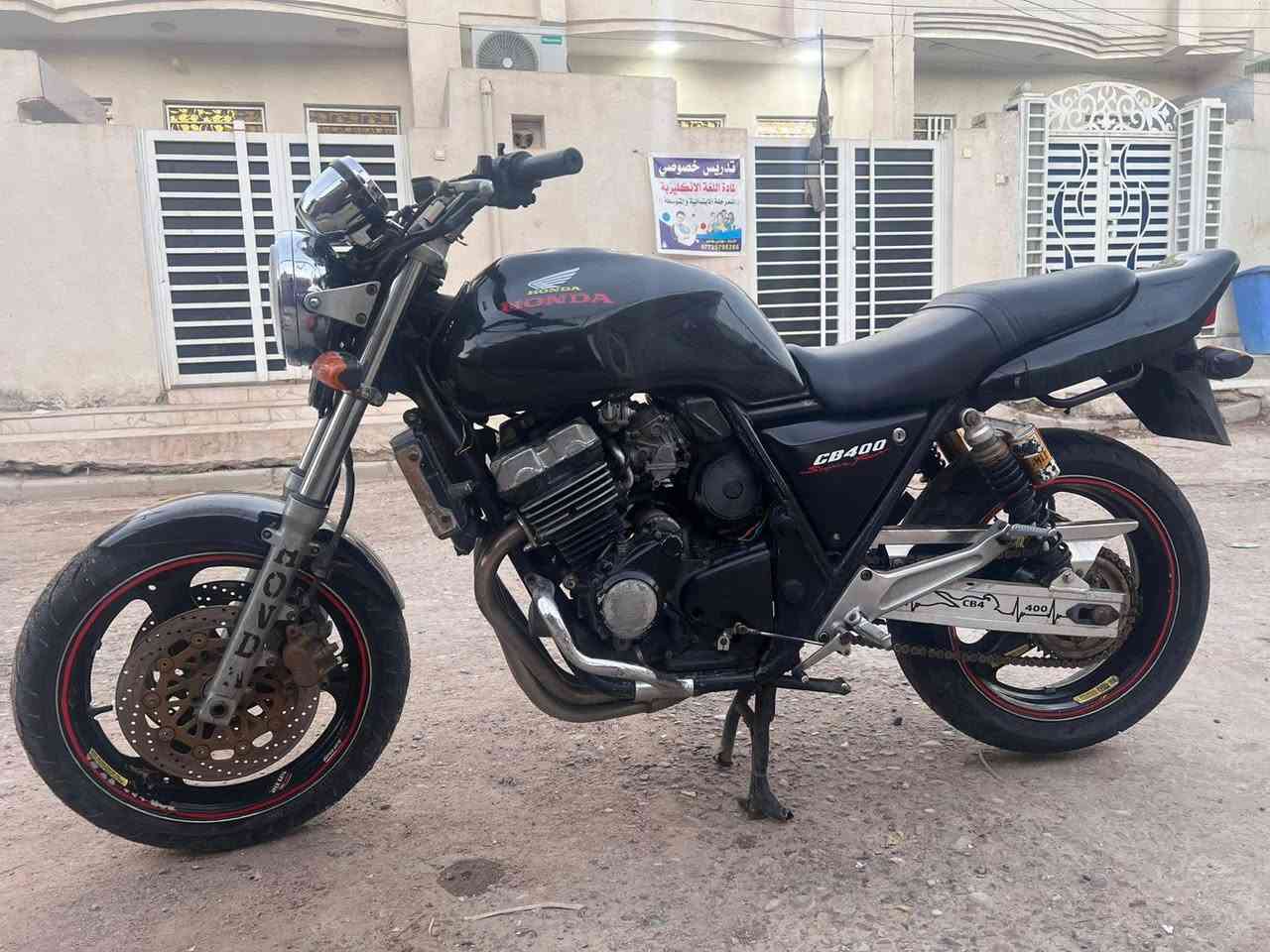 سلام عليكم شباب سيبي فور محرك400نضيفه وجاهزه كهربائيات جاهزه من كلشي مكان العماره لسعر ١٨٠٠ وبيها مجال مكلف بل نشر هاذا رقم راعيها تصال ***********  وبي واتساب
